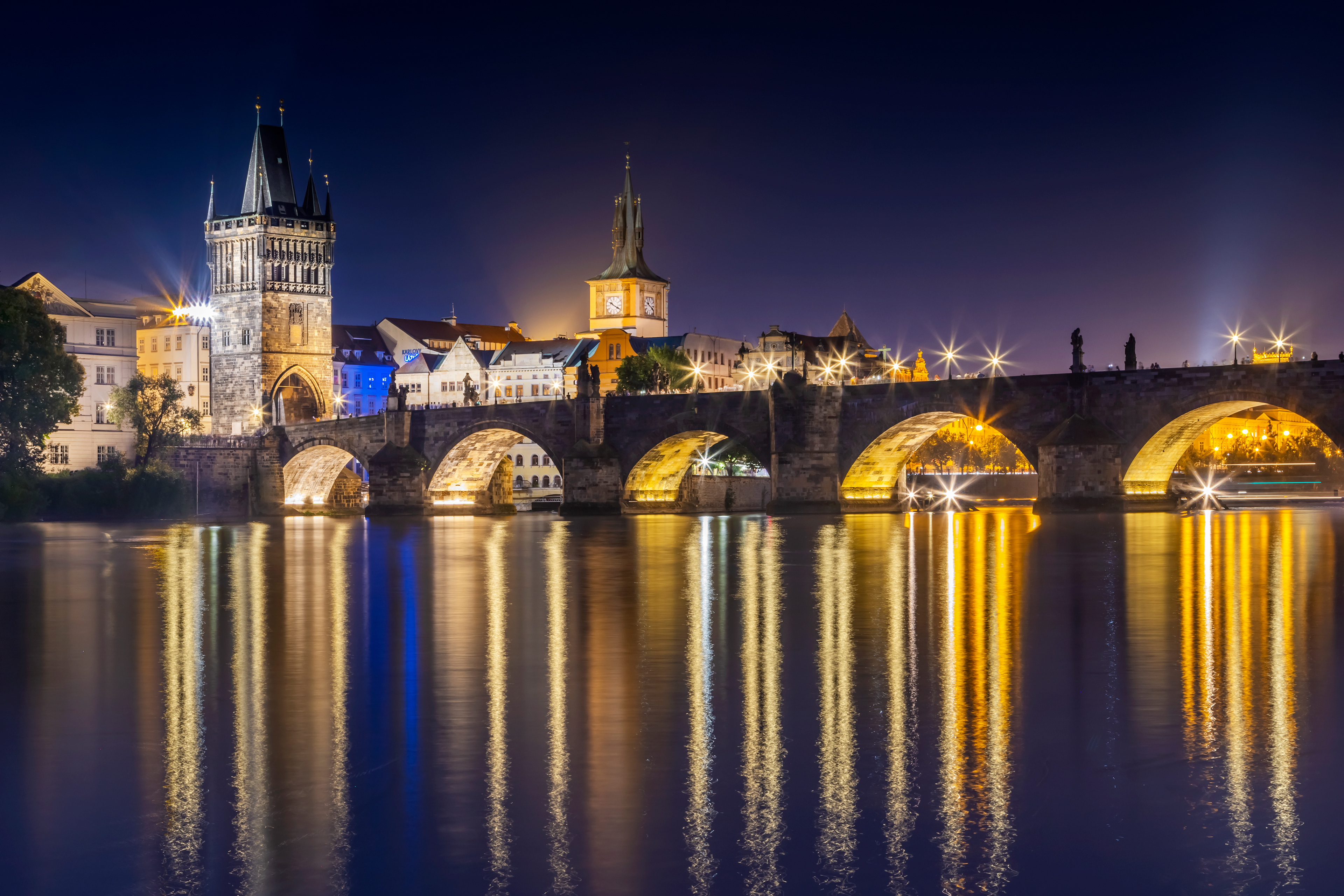 CS035_Charles Bridge in Prague by night
