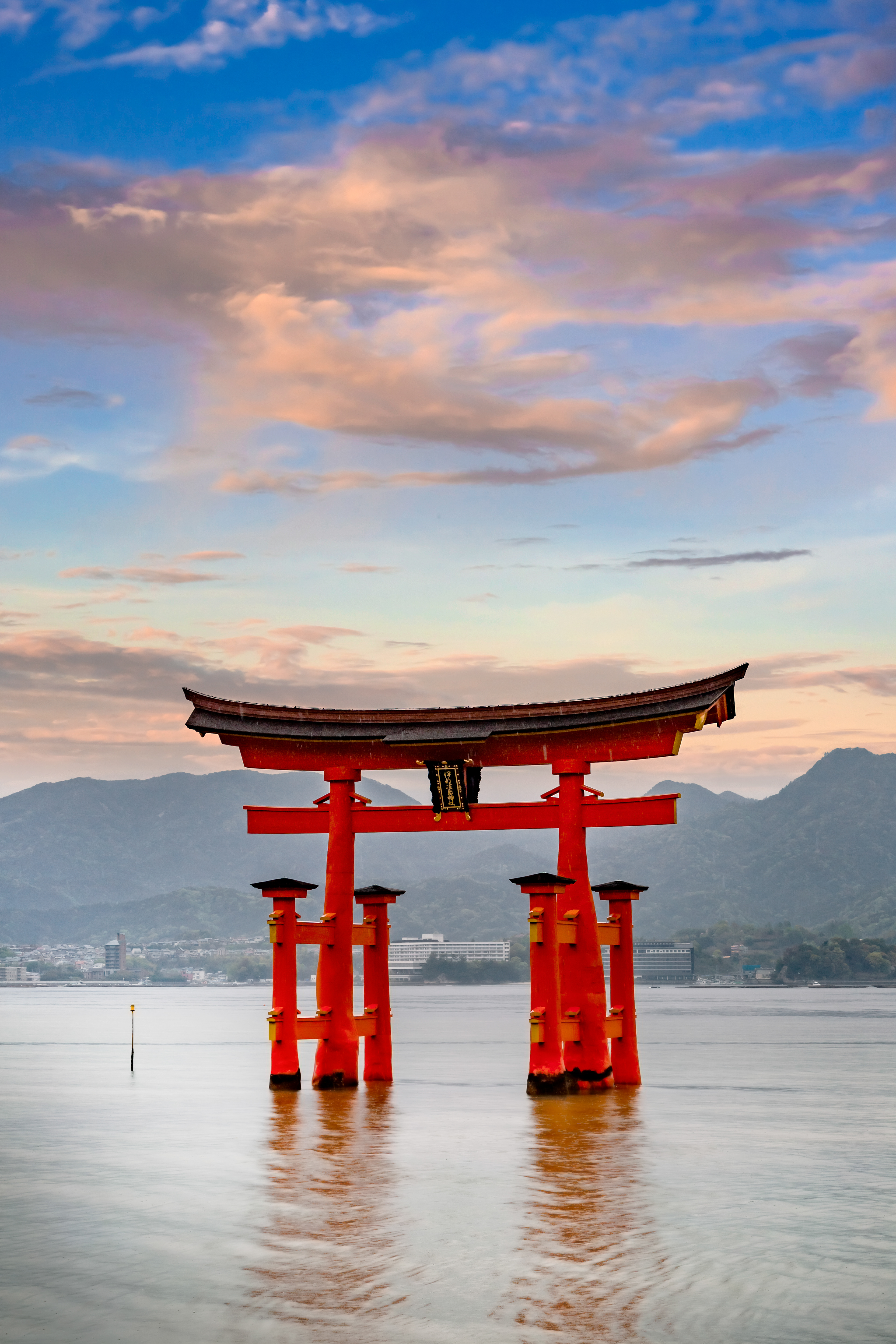 CS037_Vermilion Torii of Itsukushima Shrine on Miyajima in the evening