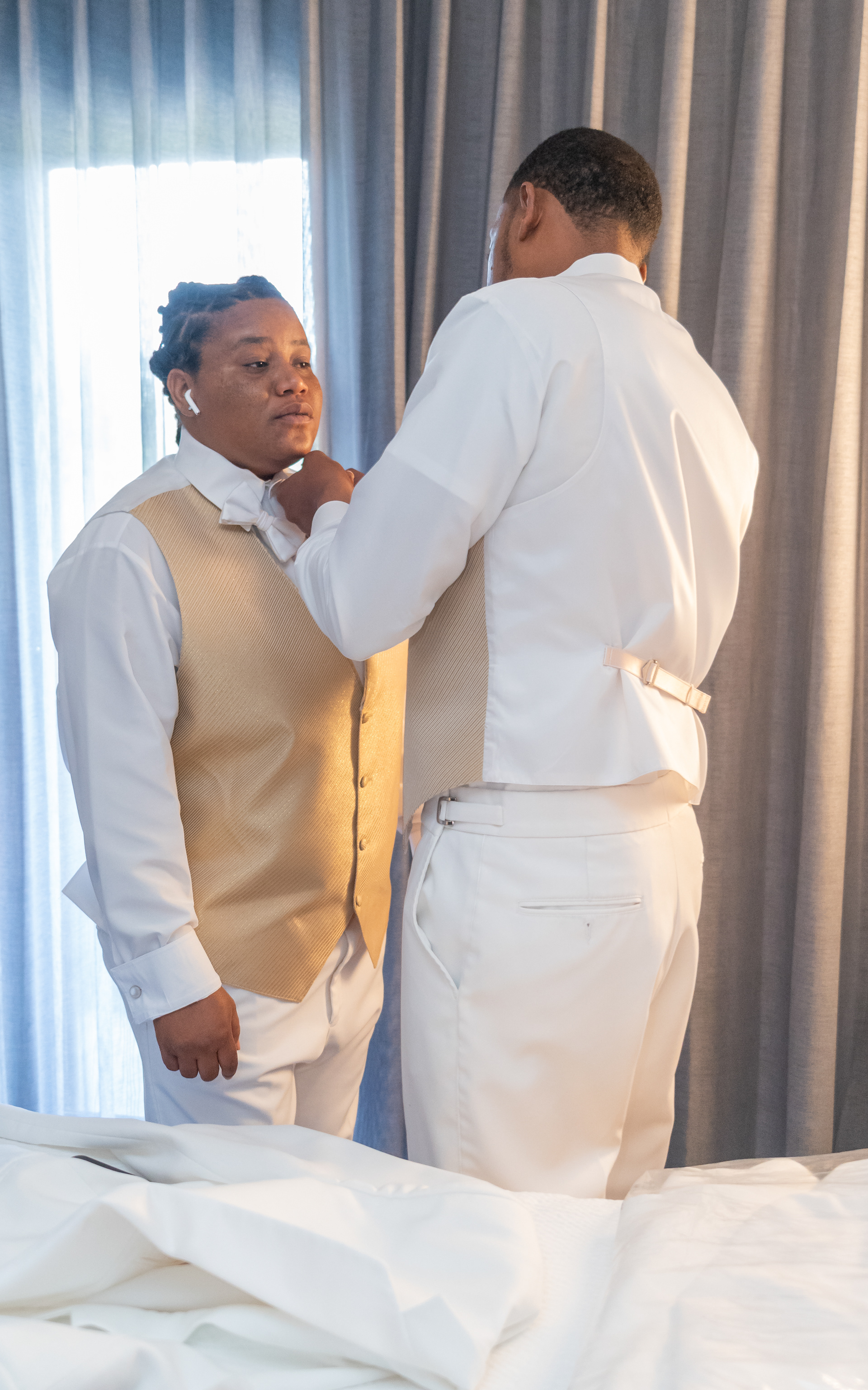 Groom getting ready at Courtyard by Marriott Chicago Waukegan/Gurnee (2)