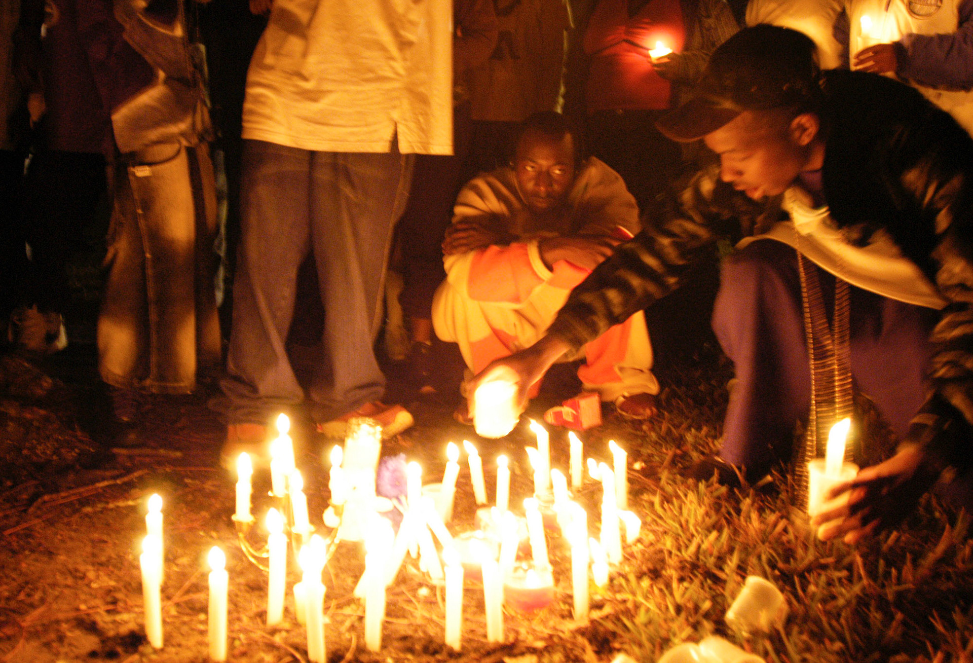 Orlando FL. 1/19/04- Vigilia en comemoracion del joven Marvin Williams de 26 anos y quien fue muerto por un policia del condado Orange. En la foto amigos y familiares de Williams se dieron cita a la vigila en su nombre.  (Foto por Pedro R. Berrios)