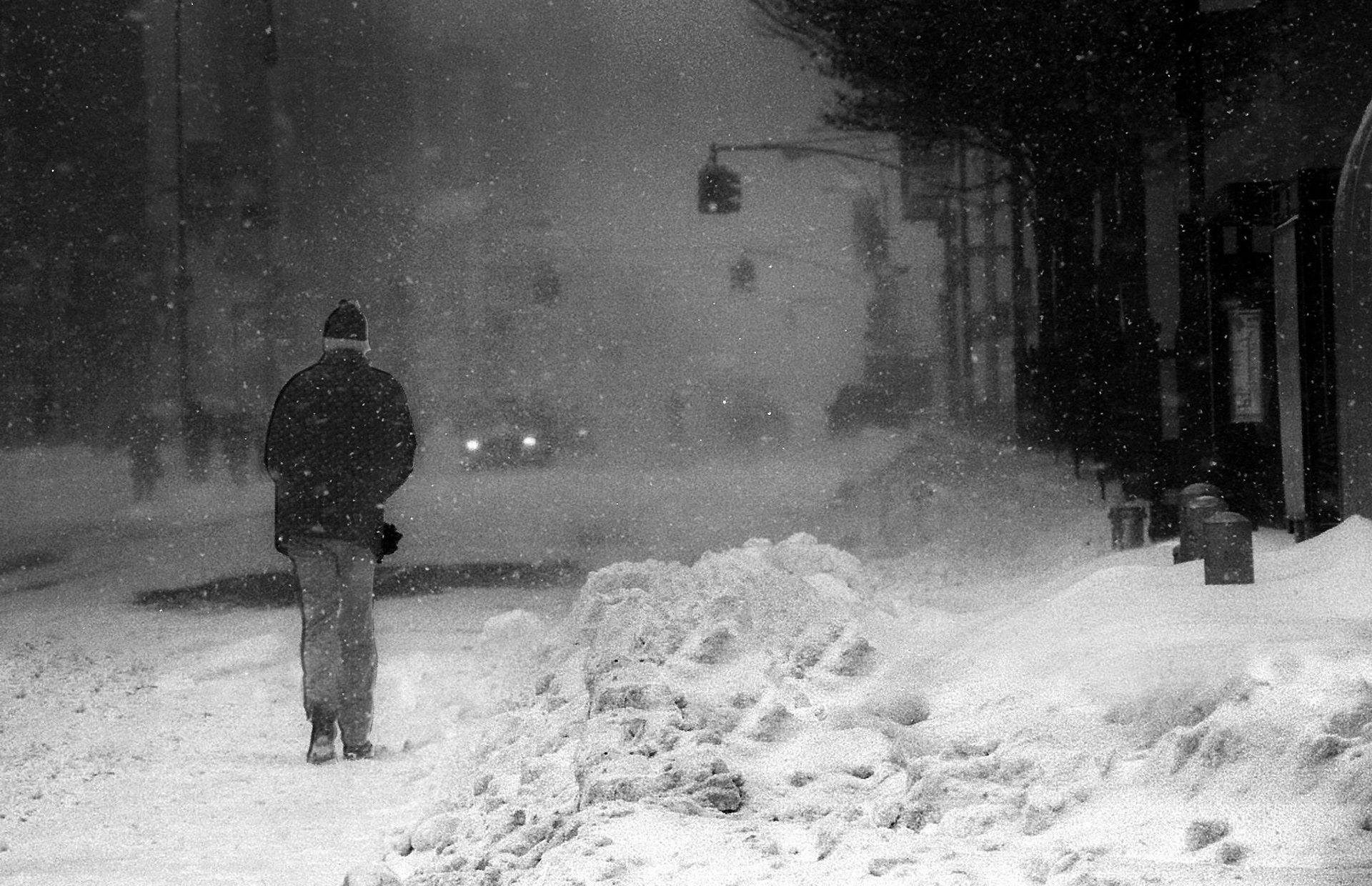 Manhattan, NY: 2/17/03 Tormenta de nieve que asoto a toda la region este de la nacion. En la foto transuentes optan por andar en las calles debido a la acumulacion de nieve en las aceras.