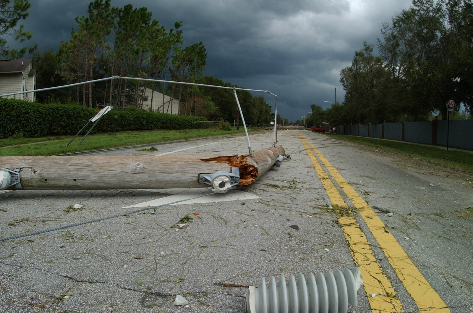 Orlando FL- 8/14/04 - Efectos del paso del huracan Charlie por Orlando. En la foto vista de la calle Lake Margaret. (Foto por Pedro R. Berrios)