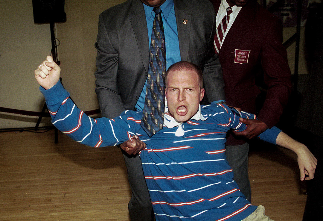 Bronx, NY,: Fordhand University. Campaña democrata 2002. Conferencia en Fordhand University para los estudiantes donde Hilary Clinton endosa y apolla al candidato democrata a la gobernacion del estado de NY Carl McCall. En la foto un activista anti guerra es secado por oficiales de seguridad luego de abrir una pancarta y gritar estribillos en contra del ataque a Irak por parte de los Estados Unidos.