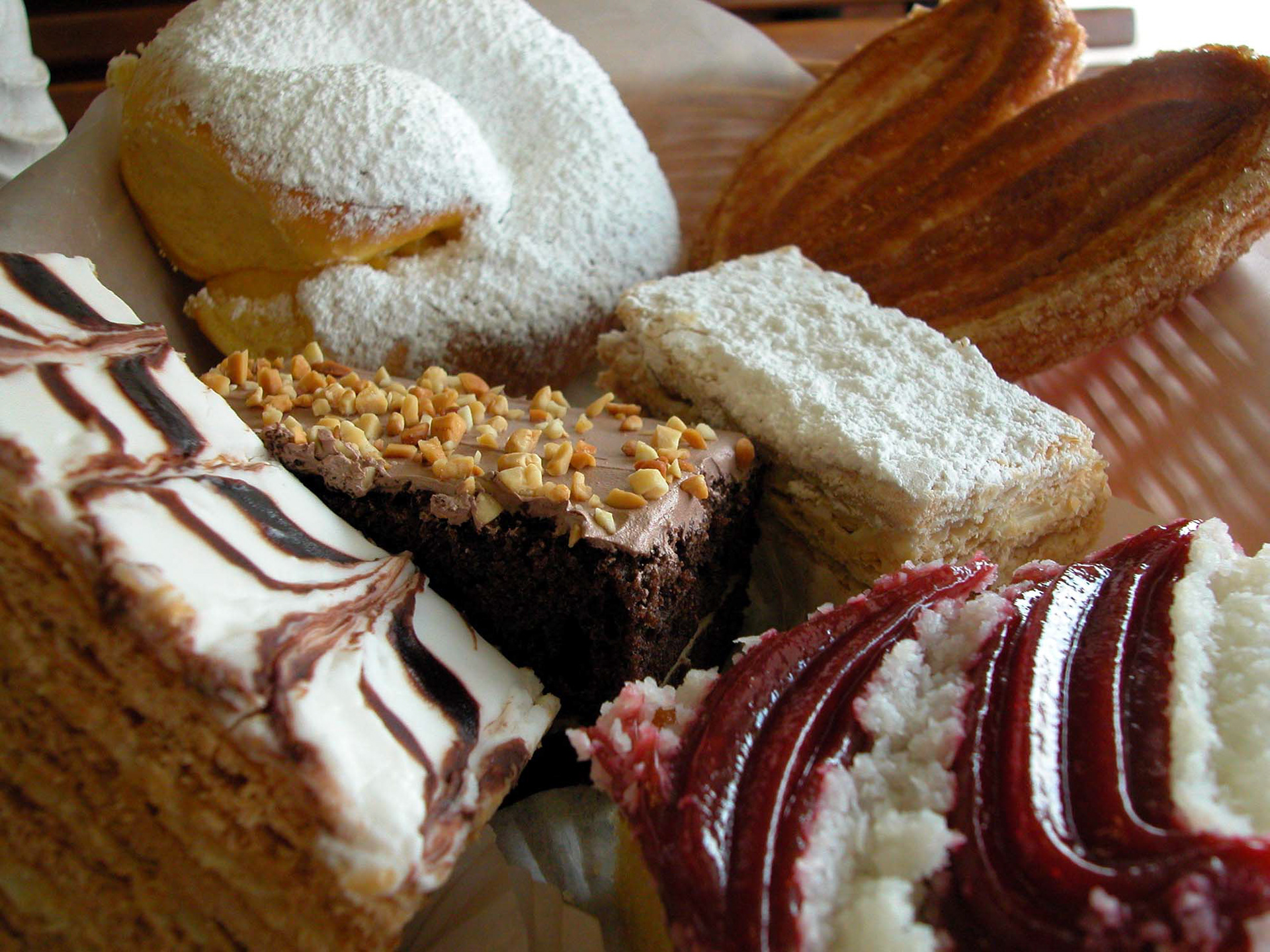 Orlando, FL: Panaderia y Resposteria Le mana Bakery. En la foto un surtido de dulces de resposteria.