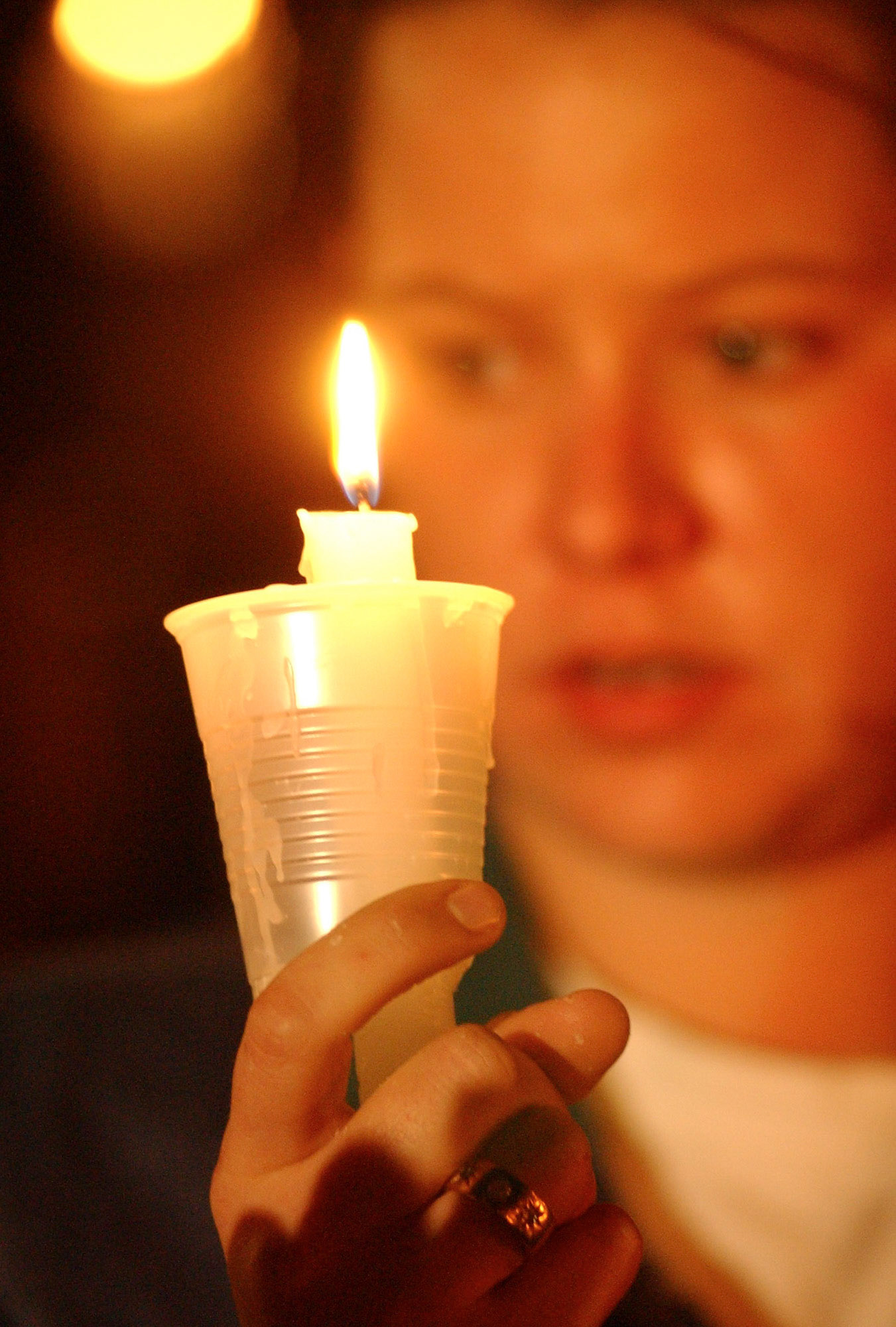 Orlando FL. 1/19/04- Vigilia en comemoracion del joven Marvin Williams de 26 anos y quien fue muerto por un policia del condado Orange. En la foto una joven sostiene una vela en recordacion de Marvin Williams.  (Foto por Pedro R. Berrios)