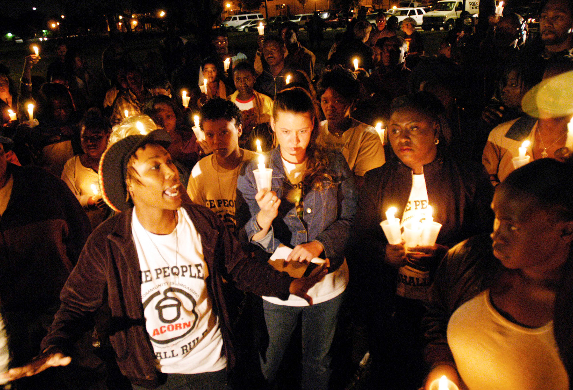 Orlando FL. 1/19/04- Vigilia en comemoracion del joven Marvin Williams de 26 anos y quien fue muerto por un policia del condado Orange. En la foto  Tamika Pierce (izq) de la oganizacion ACORN exorta a unos 100 participantes a unirce en contra del discrimen racial.  (Foto por Pedro R. Berrios)
