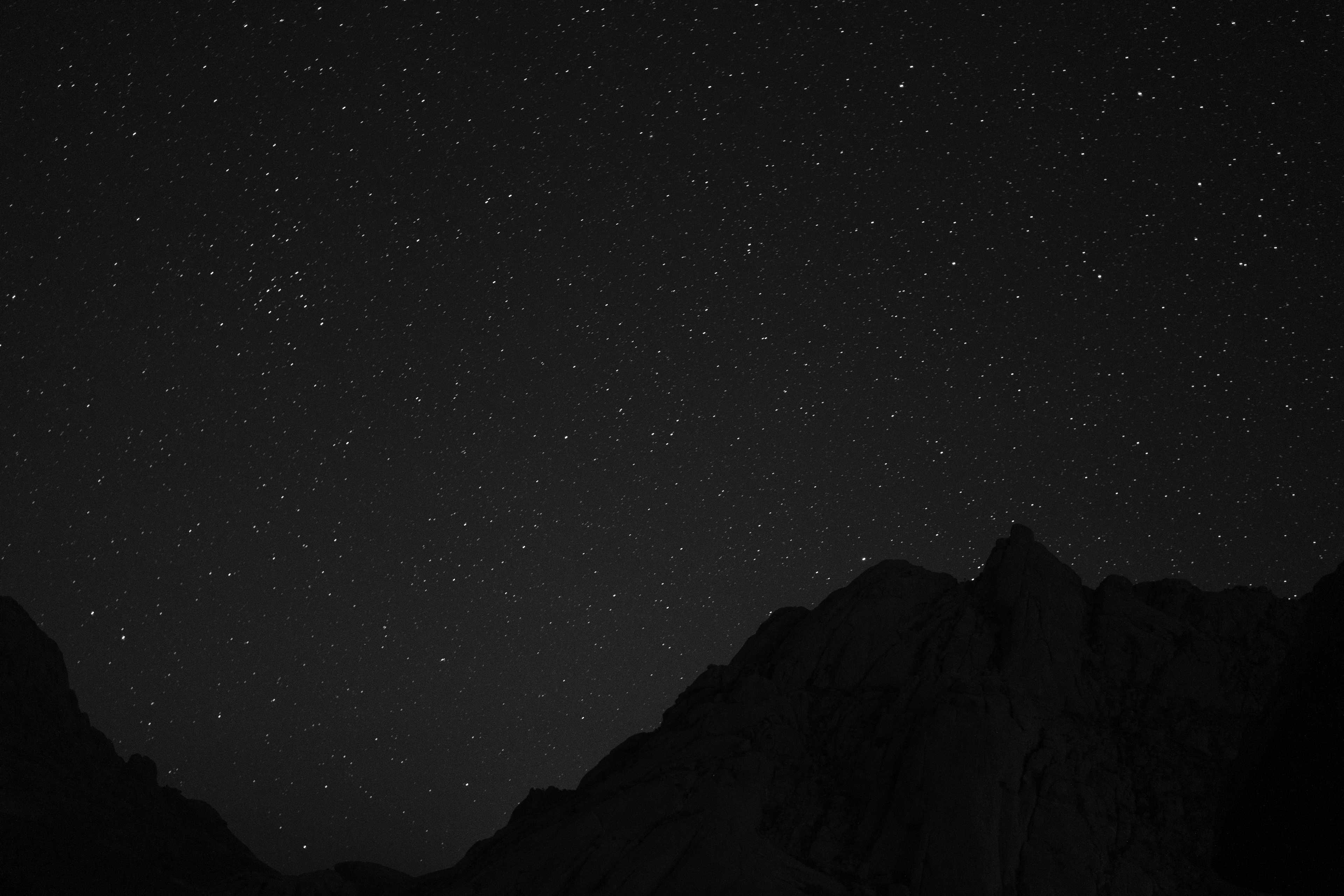 Cielo estrellado sobre las montañas de Spitzkoppe.