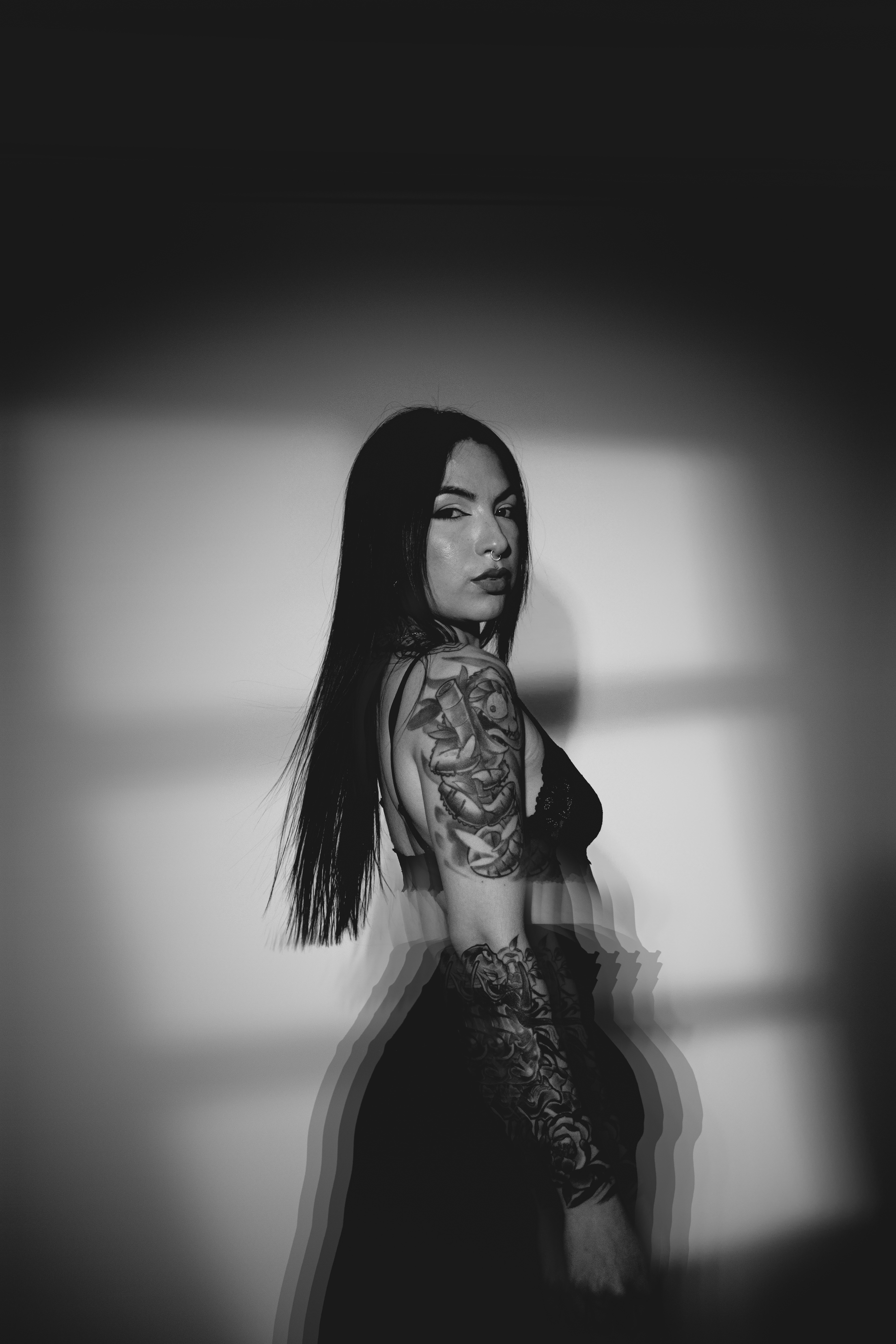 Retrato en blanco y negro de Yade sentada en una silla, con una mano junto a la frente.