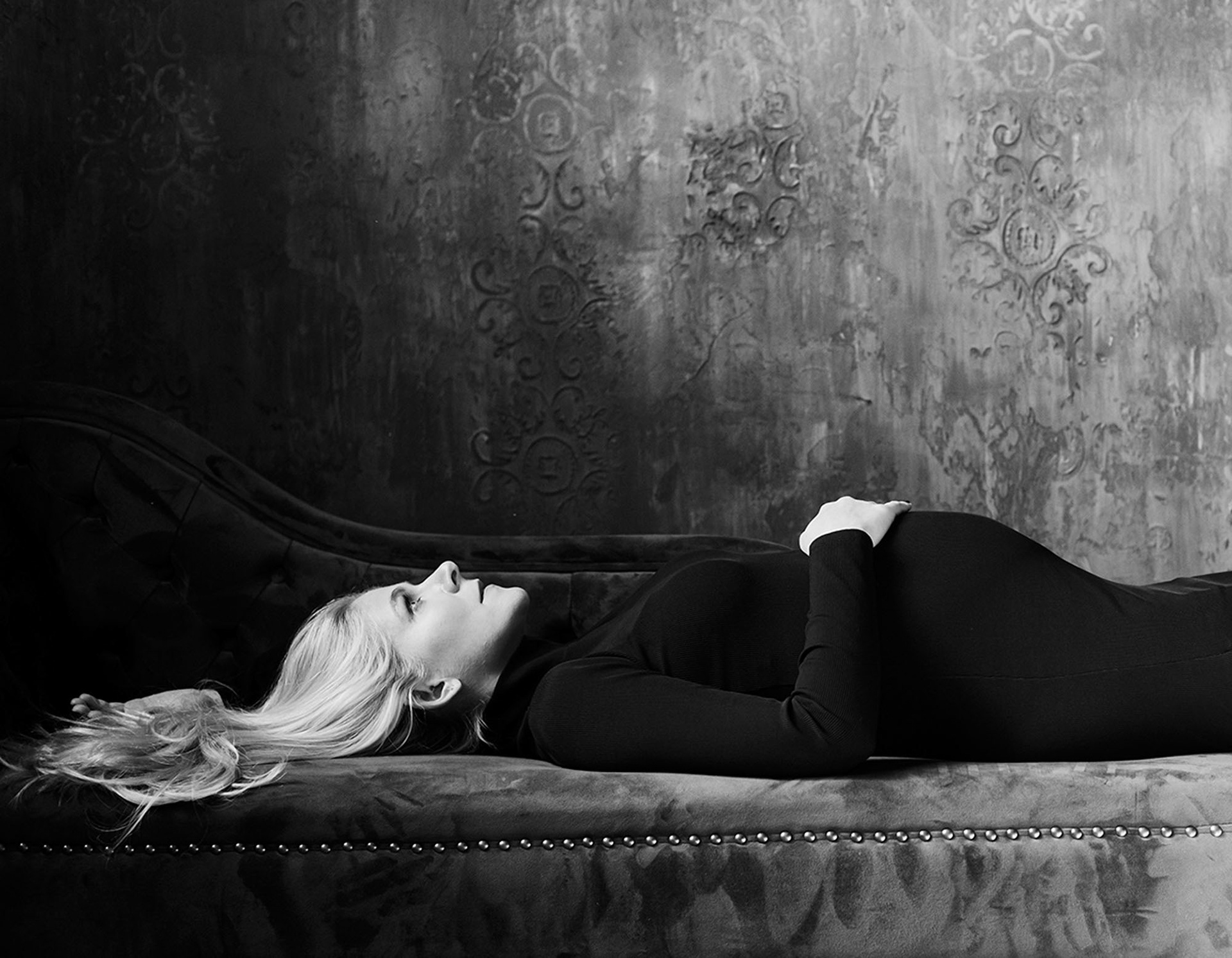 „Művészi kismamafotózás: az áldott állapot legszebb pillanatai, örök emlékként. Egy biztonságos és nyugodt környezetben alkotunk olyan képeket, amelyek évtizedek múlva is emlékeztetni fognak arra a varázslatos belső izgalomra, amivel gyermekedet vártad.”