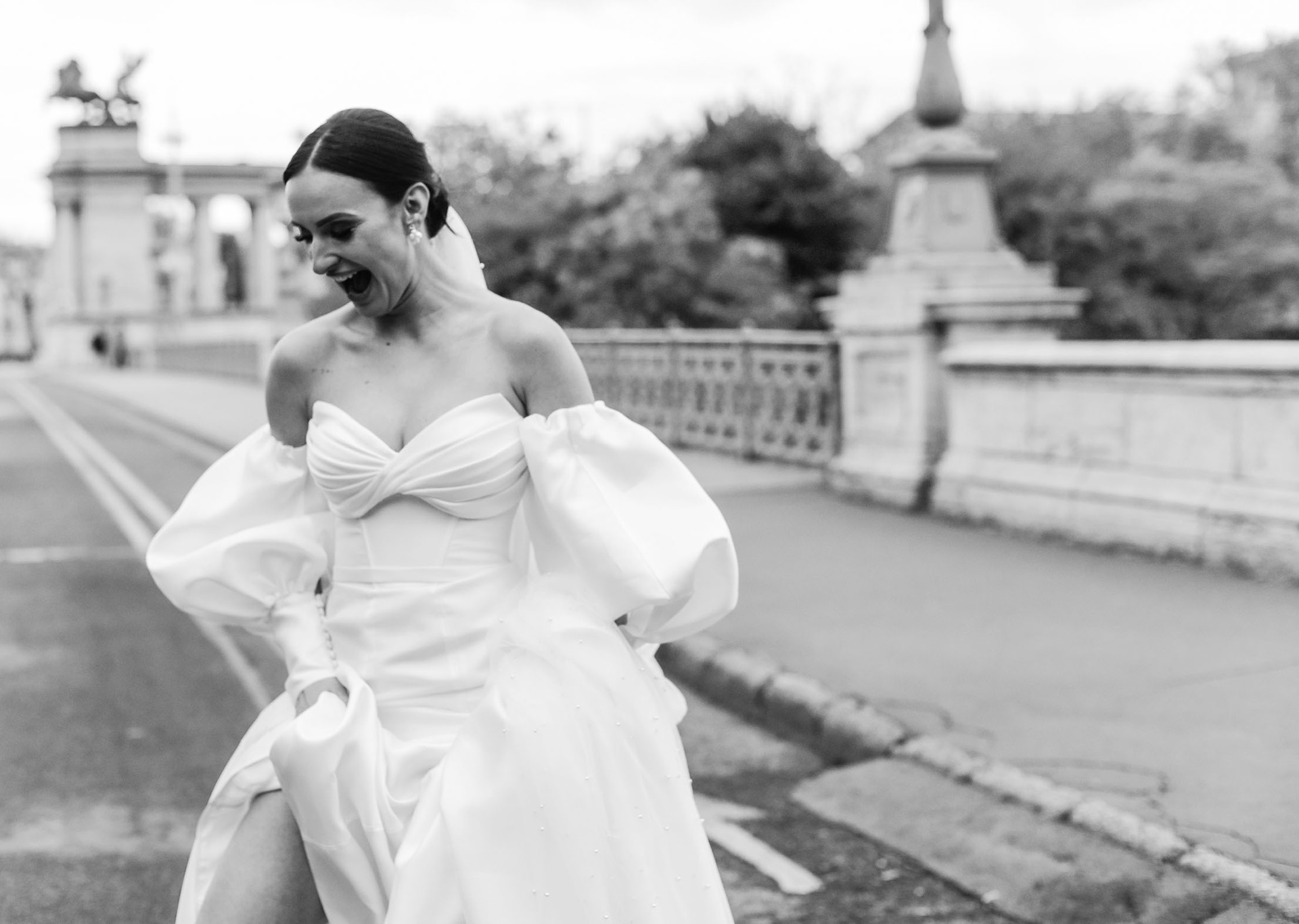 az esküvői pillanat megismételhetetlen rítus. szeidl marián fotó – az én szememmel megmutatni egy ölelést, egy lopott tekintetet vagy a végtelen időben megdermesztett másodpercet. köszönöm a bizalmat, hogy beleleshetek az életetek intim részleteibe, és együtt alkothatunk valami maradandót.”