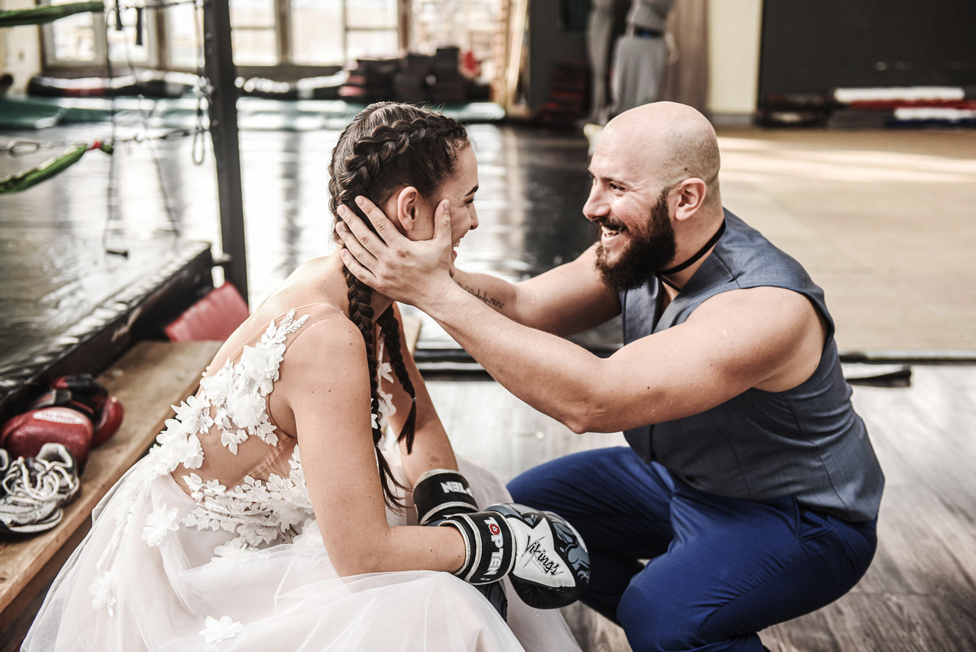 Meleg, érzelmes ölelés az esküvőn, színes és életteli pillanat. Őszinte emberi kapcsolatok és boldogság. Fotó: Szeidl Marian.