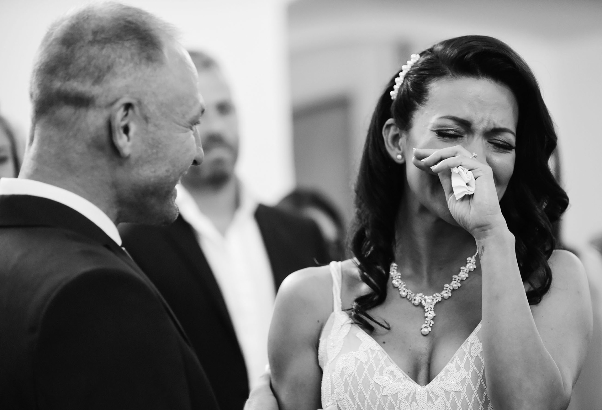 Fekete-fehér esküvői fotó, drámai szertartás és őszinte pillanat. Fotó: Szeidl Marian.