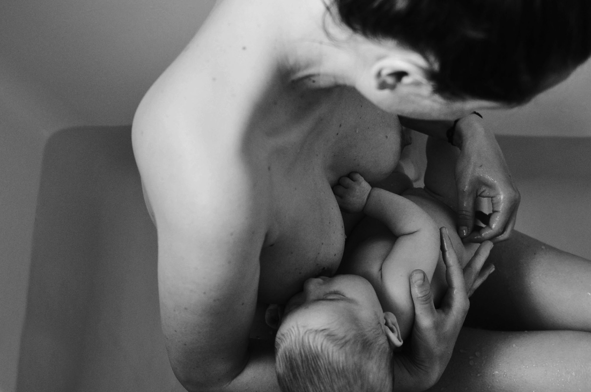 fekete fehér művészi fotó egy anyáról és gyermekéról Londonban Szeidl Marian fotóján keresztül