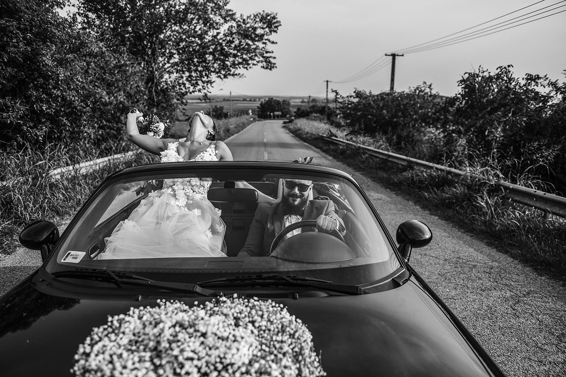 az esküvő nem csupán esemény, hanem rítus. szeidl marián fotó – kérni, kölcsönvenni vagy ellopni egy pillanatot, hogy megdermesszem azt a végtelen időben. célom megmutatni egy ölelés, egy néma tekintet vagy egy mozdulat őszinte szépségét. köszönöm a bizalmat, hogy beleleshetek az életetek legintimebb fejezeteibe, és együtt alkothatunk valami maradandót.”