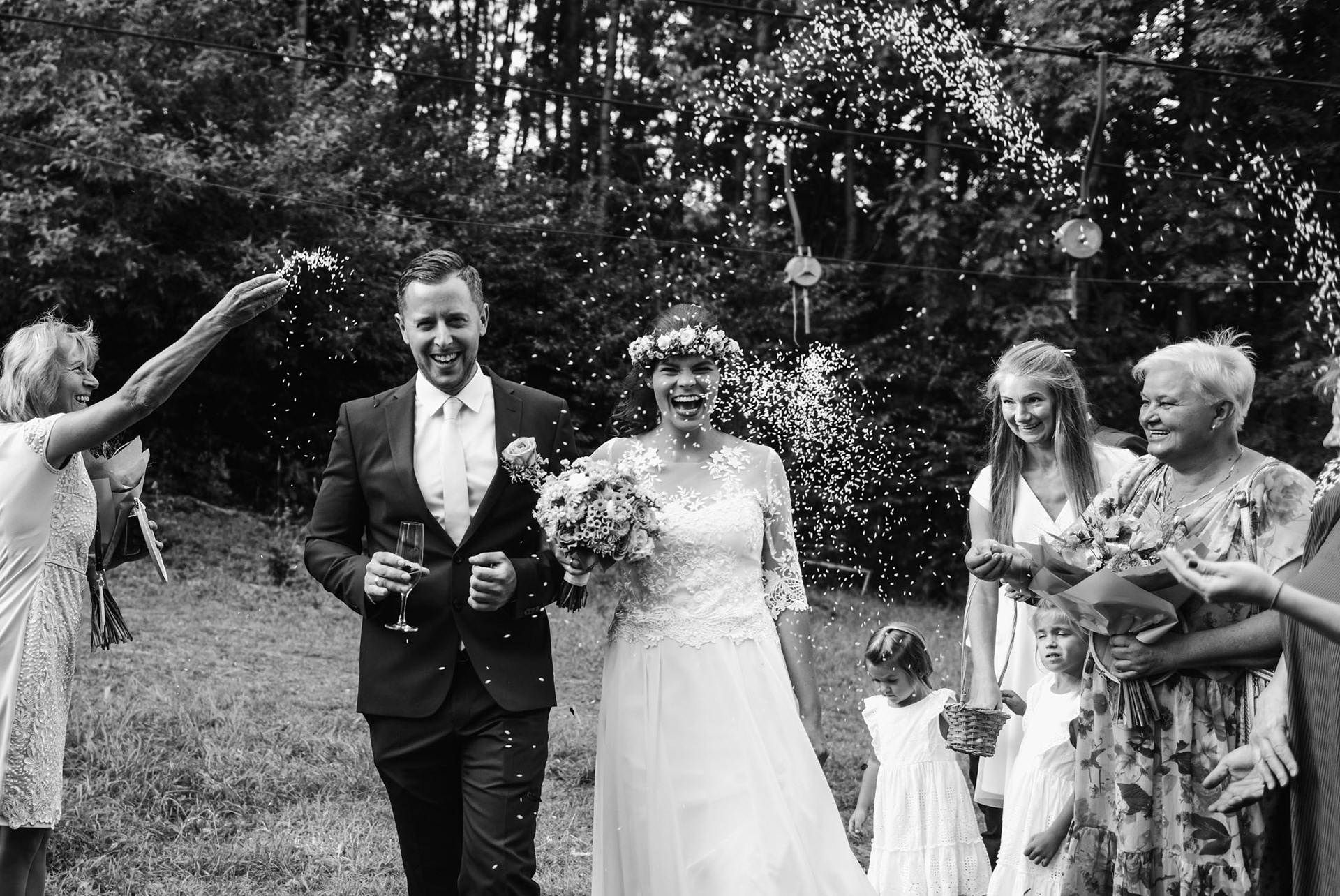 „Szeidl Marián fotó – Fekete-fehér esküvői pillanat, az ifjú pár első ölelése a szertartás után.