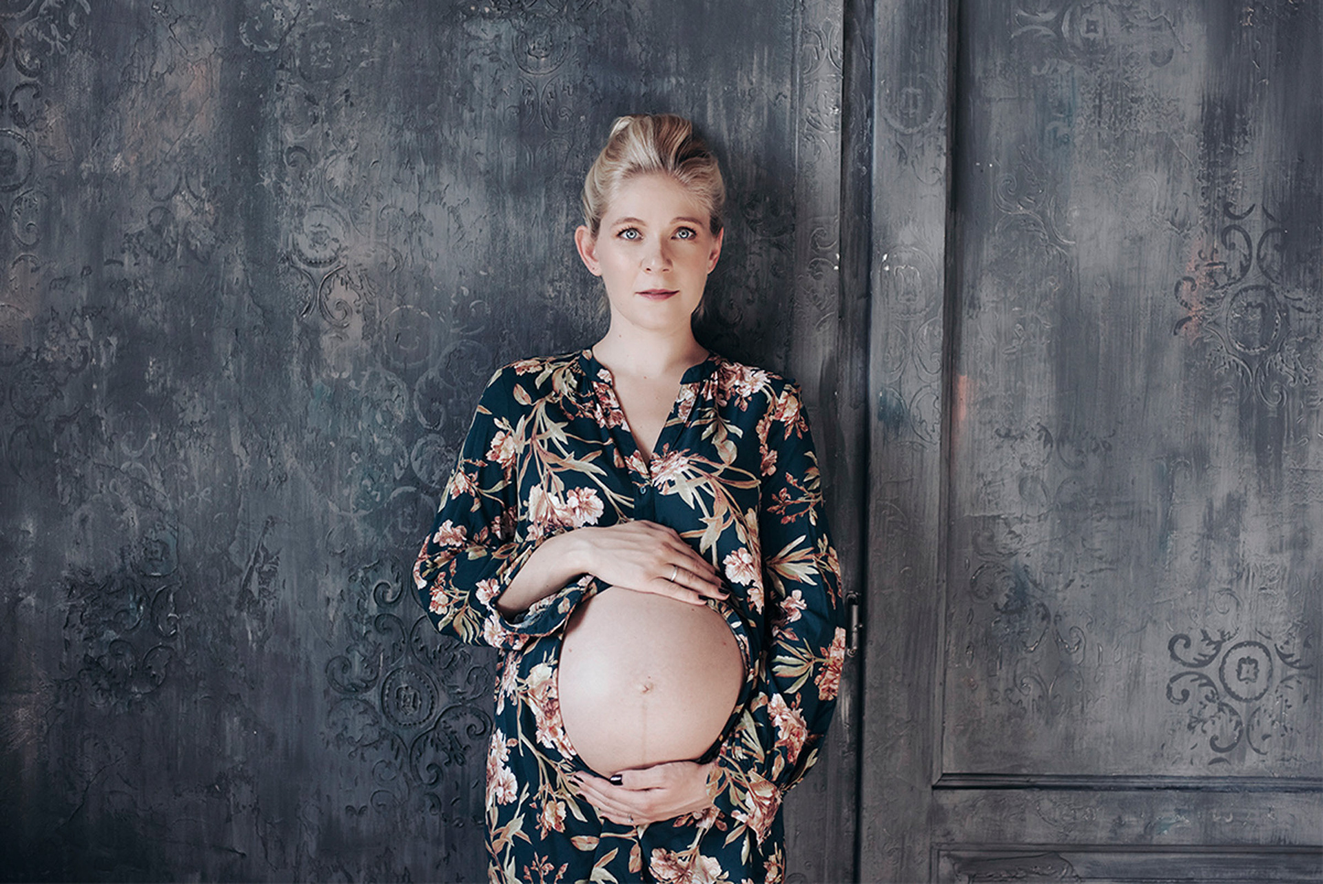 Szeidl Marián – Festői kismama portré, művészi fény-árnyék hatású fotó állapotos édesanyáról.