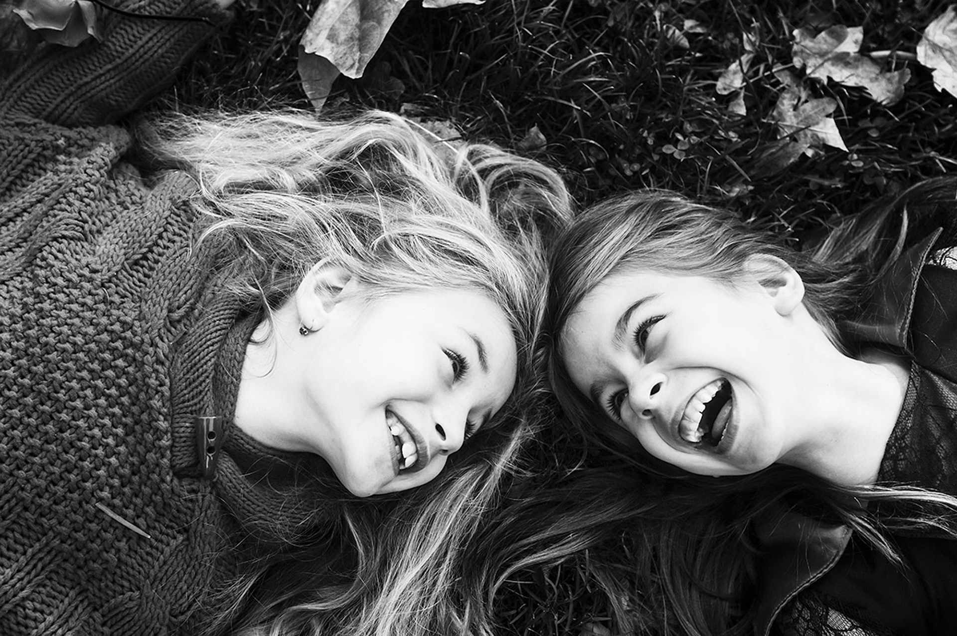 őszinte kacagás és a pillanat szabadsága. szeidl marián fotó – a gyermekfotózás nálunk nem pózokról, hanem a tiszta jókedvről szól. megdermesztett nevetés a végtelen időben, fekete-fehérben megörökítve.”