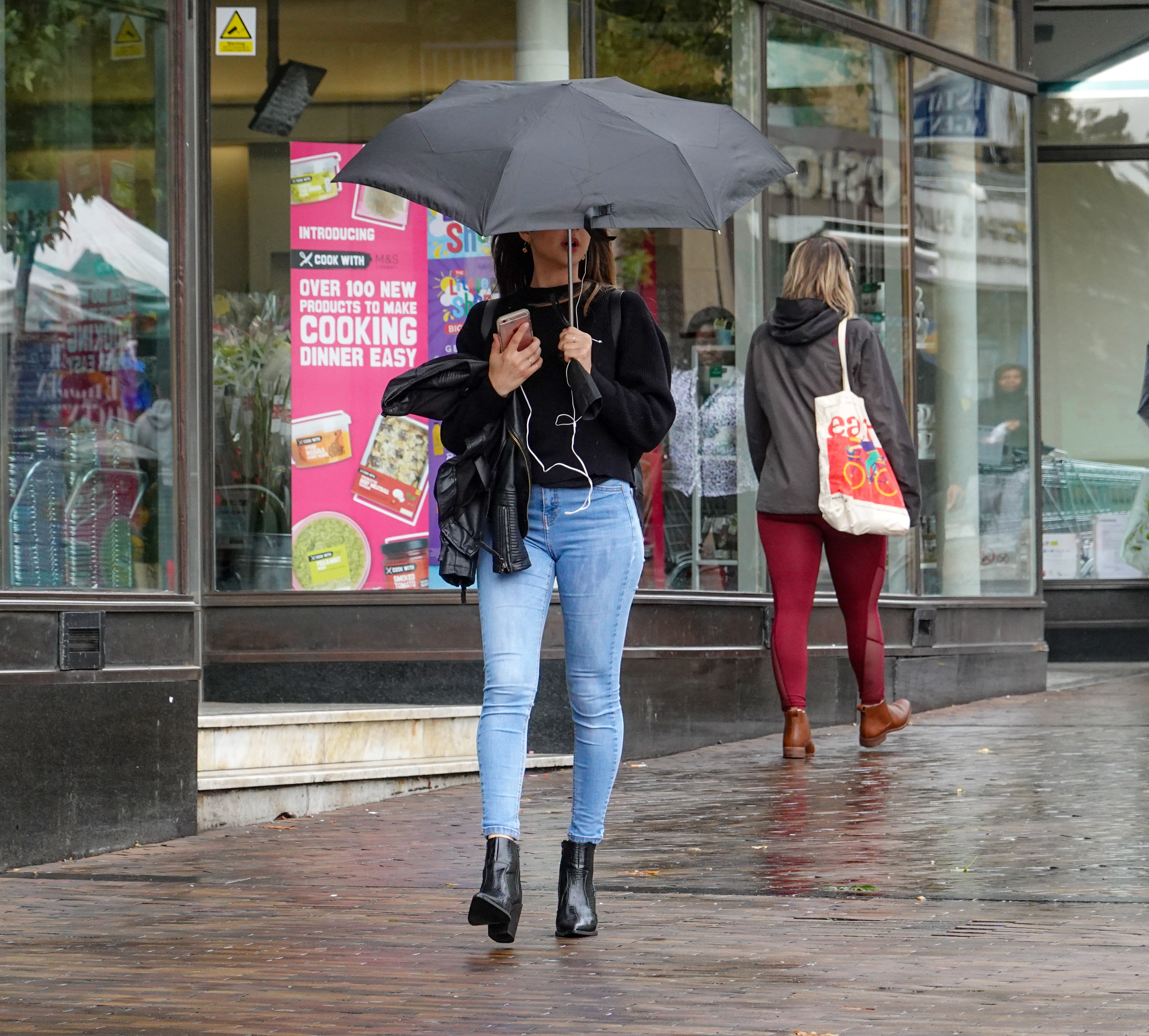Keeping dry, Hackney Central 24th Sept 2019.jpg