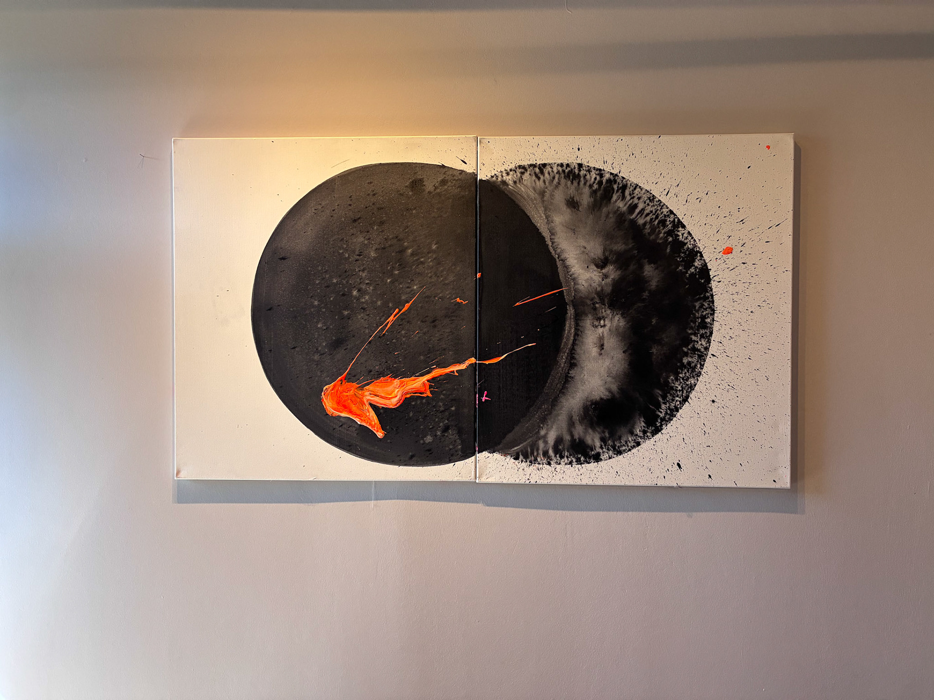 "V", 1,40 x 1,00 m, Tusche und Lack auf Leinwand​​​​​​​
