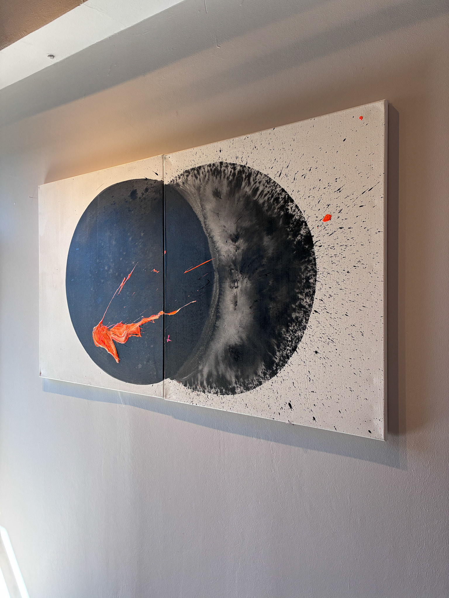 "V", 1,40 x 1,00 m, Tusche und Lack auf Leinwand​​​​​​​
