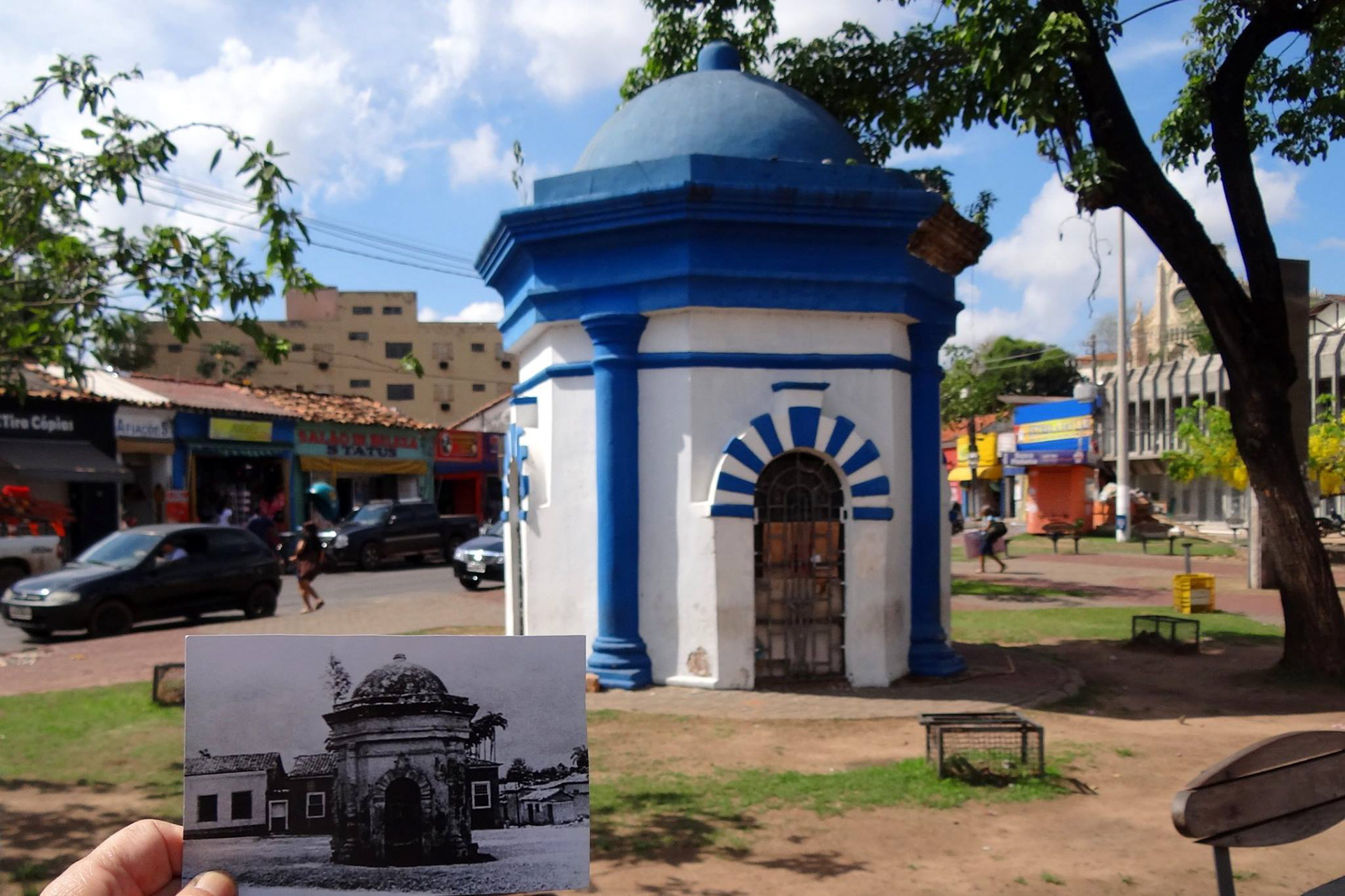 Revisitando Cuiabá - Chafariz do Mundéu - Século 18 e Século 21. (2013) Atualmente Praça Bispo Dom José. Este chafariz, hoje desativado, era alimentado pelas águas de uma nascente existente na Santa casa de Misericórdia. A palavra Mundéu significa armadilha de caça ou também pode ser qualquer casa ou coisa que ameaça cair. De acordo com a pesquisadora Neila Barreto “Havia uma música popular que se cantava antigamente cuja letra era assim, na Rua do Mundéu, tem caiaia, e uma veia de cangaia". O Mundéu era, pelo menos desde os anos de 1730, uma parte efetiva da vila Real de Bom Jesus de Cuiabá, localizado na bocaina, local que hoje está entre os atuais morros Seminário e Luz. — em Cuiabá.