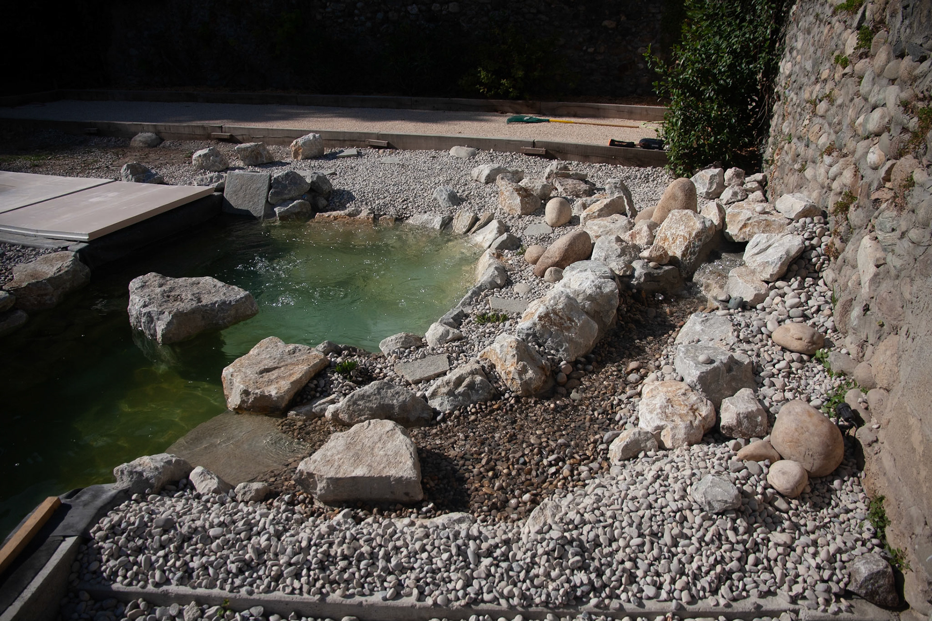 Spa accolé à piscine naturelle 50m²