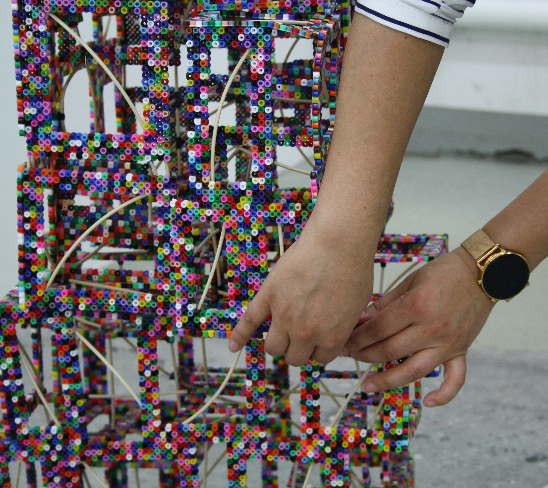 "Wolkenkratzer", Skulptur aus Bügelperlen und Rattan