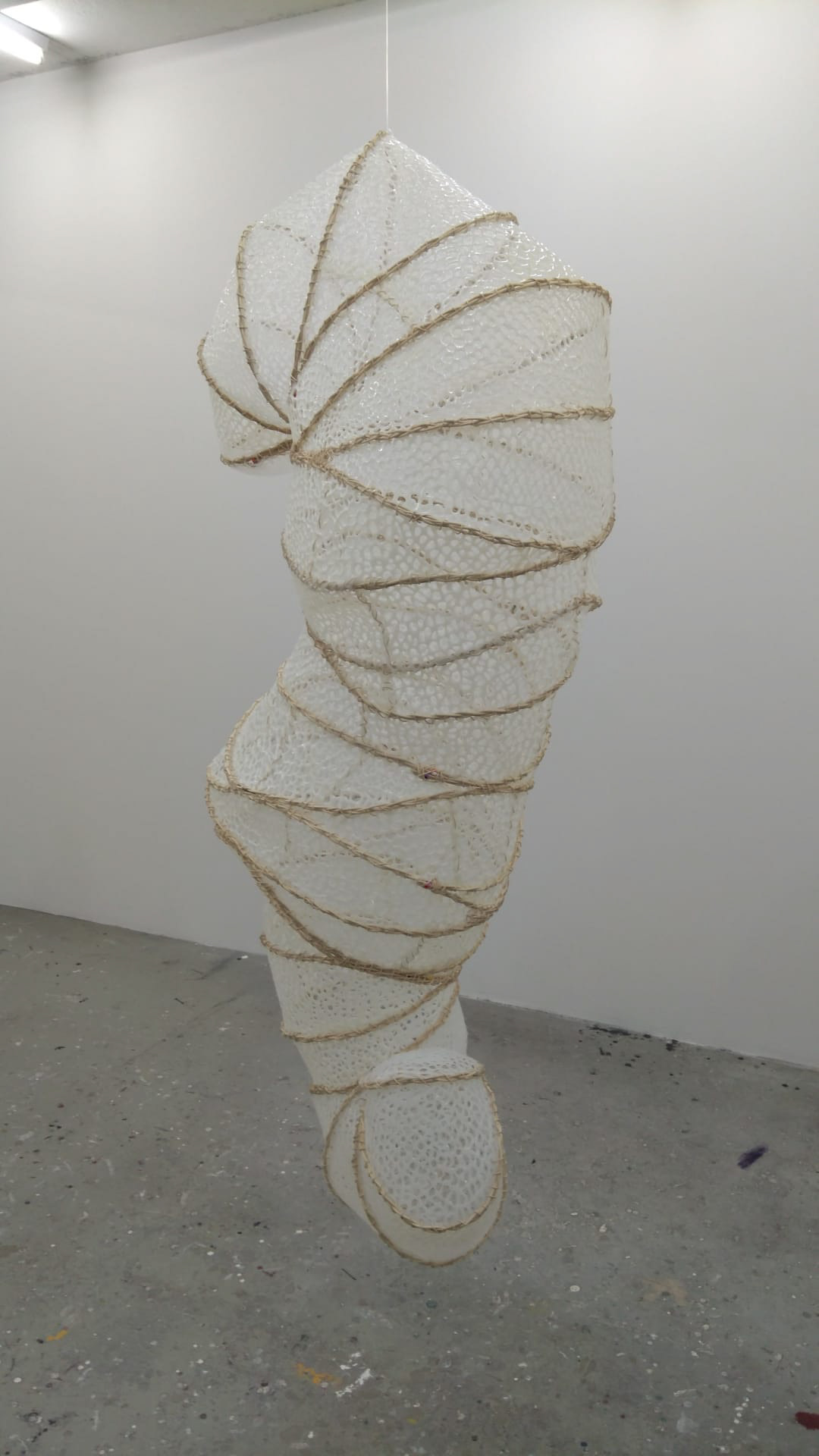 Kokon, Hängeobjekt aus Heisskleber und Rattan, 60 x 60 x 140 cm, 2022