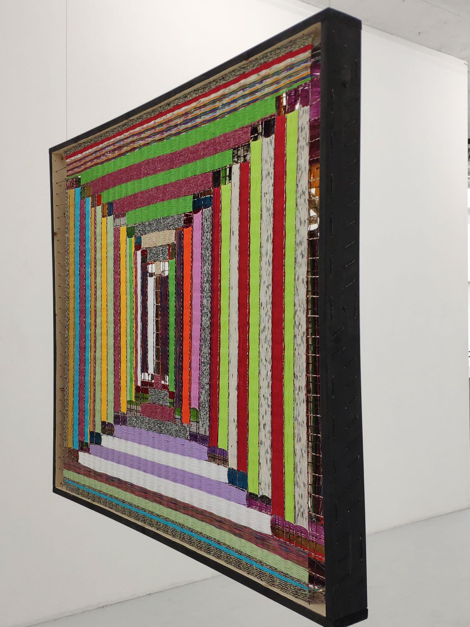 Webrahmen, Webarbeit im Holzrahmen mit Wolle, 115 x 140 x 8 cm, 2021