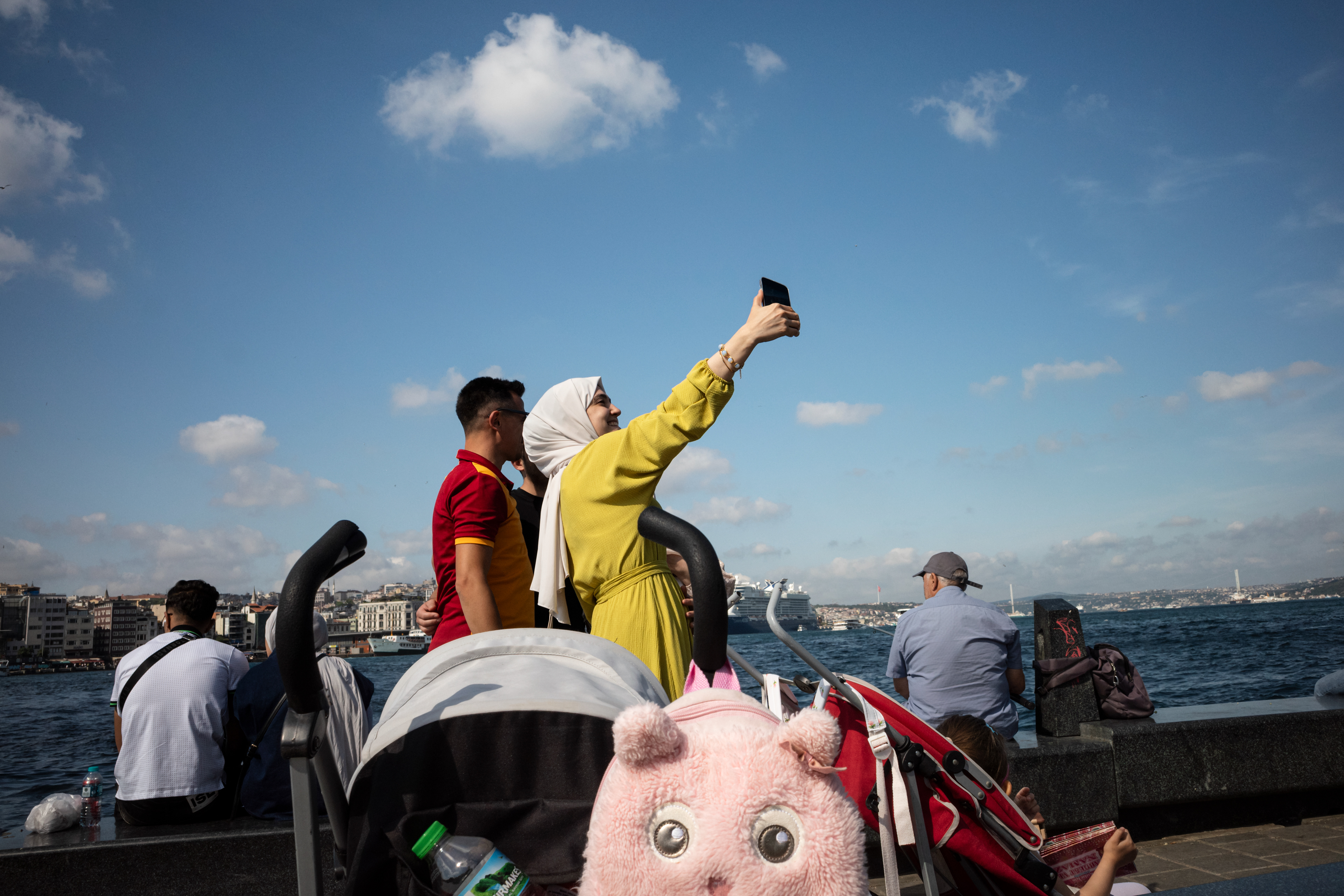JUXTANBUL CANDID - Taken in Eminonu/Istanbul - selfie - toy bag- juxtaposition