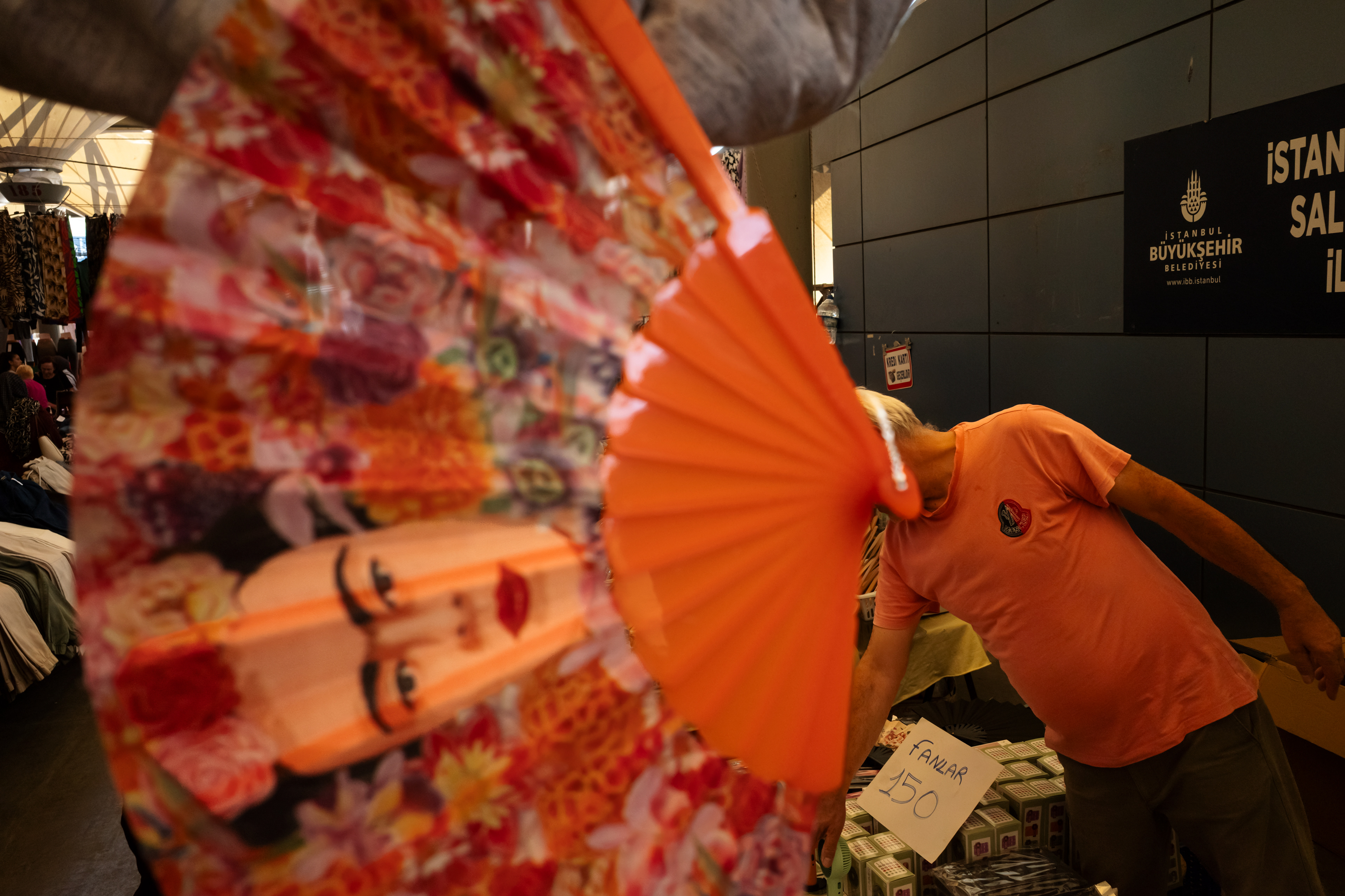 JUXTANBUL CANDID - Taken in Eyup Salipazari/Istanbul - big market - fan - orange- juxtaposition