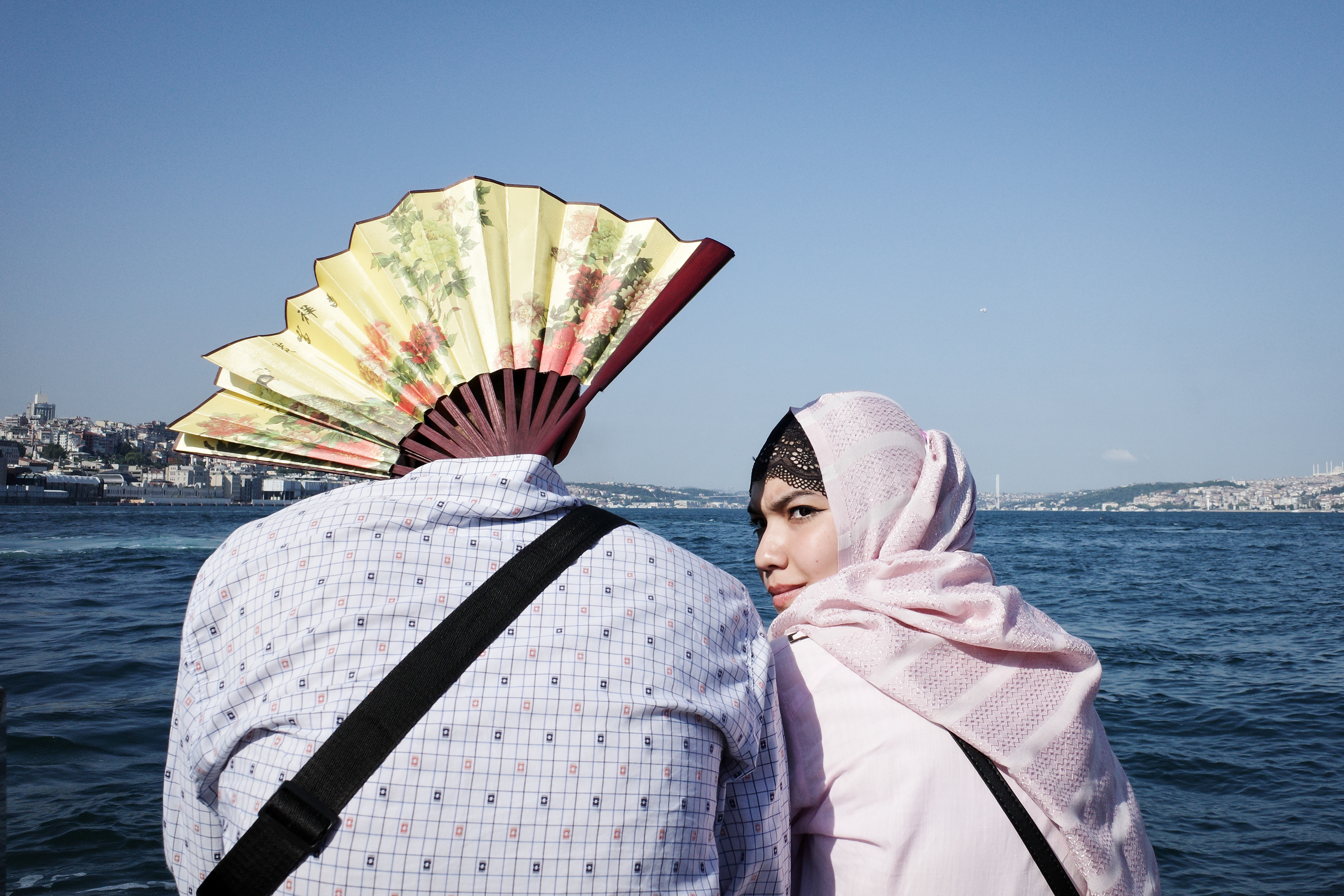 JUXTANBUL CANDID - Taken in Eminonu/Istanbul - fan - summer - hot - juxtaposition