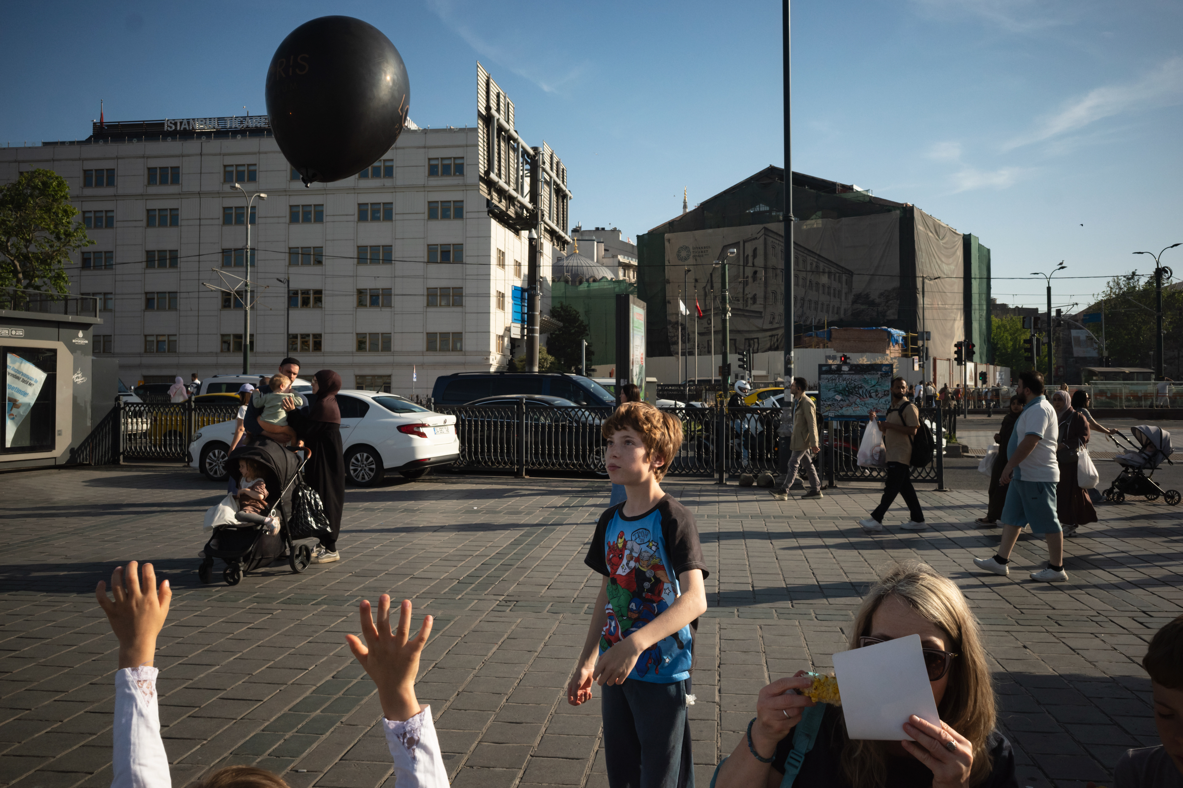 JUXTANBUL CANDID - Taken in Eminonu/Istanbul - hands - children - balloon- juxtaposition
