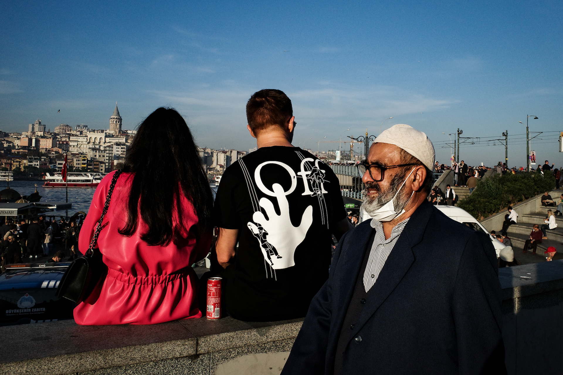 JUXTANBUL CANDID - Taken in Eminonu/Istanbul - fish and bread - tshirt - hand- juxtaposition