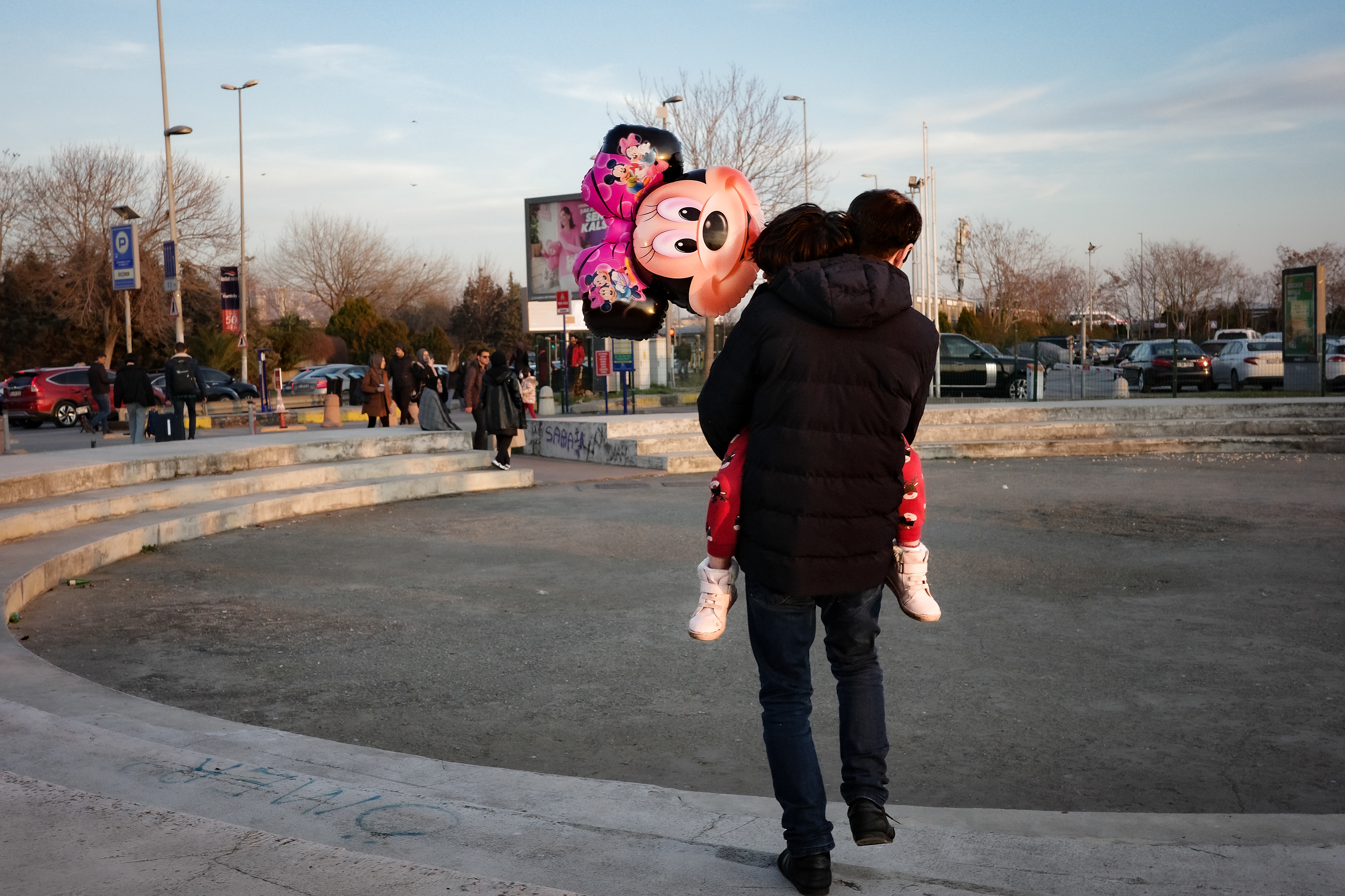 JUXTANBUL CANDID - Taken in Suadiye/Istanbul - mickey mouse - red - balloon- juxtaposition