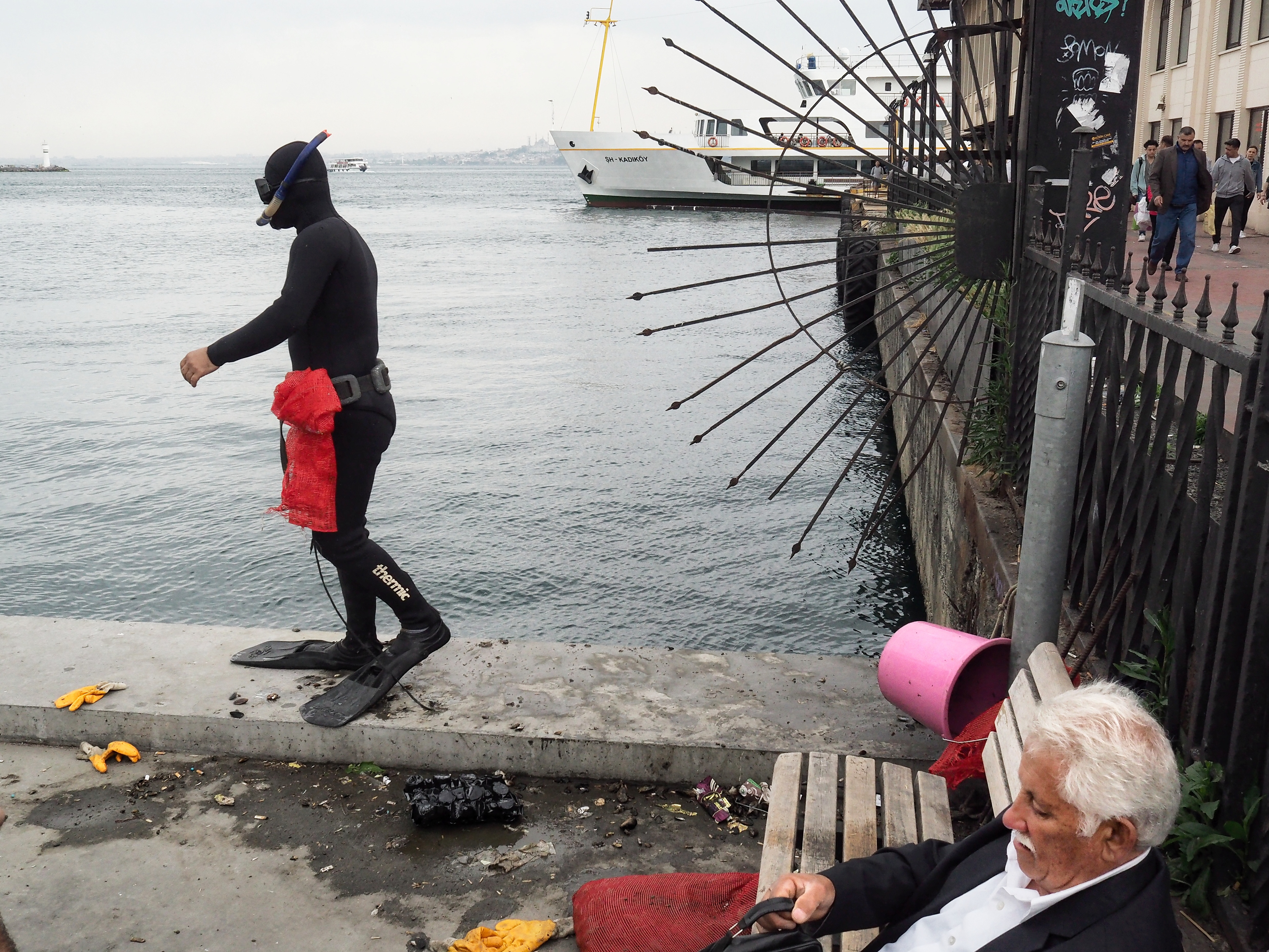 JUXTANBUL CANDID - Taken in Kadikoy/Istanbul- diver- sea - juxtaposition