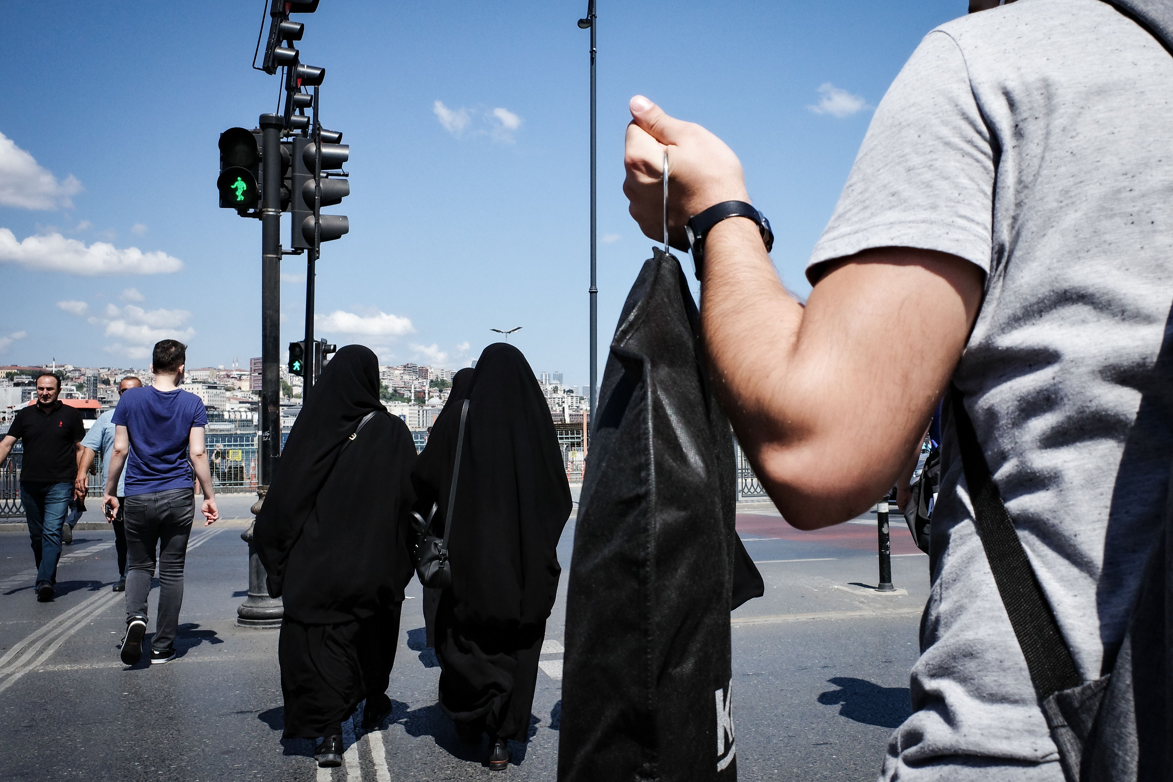 JUXTANBUL CANDID - Taken in Sirkeci/Istanbul - black - dress holder - juxtaposition