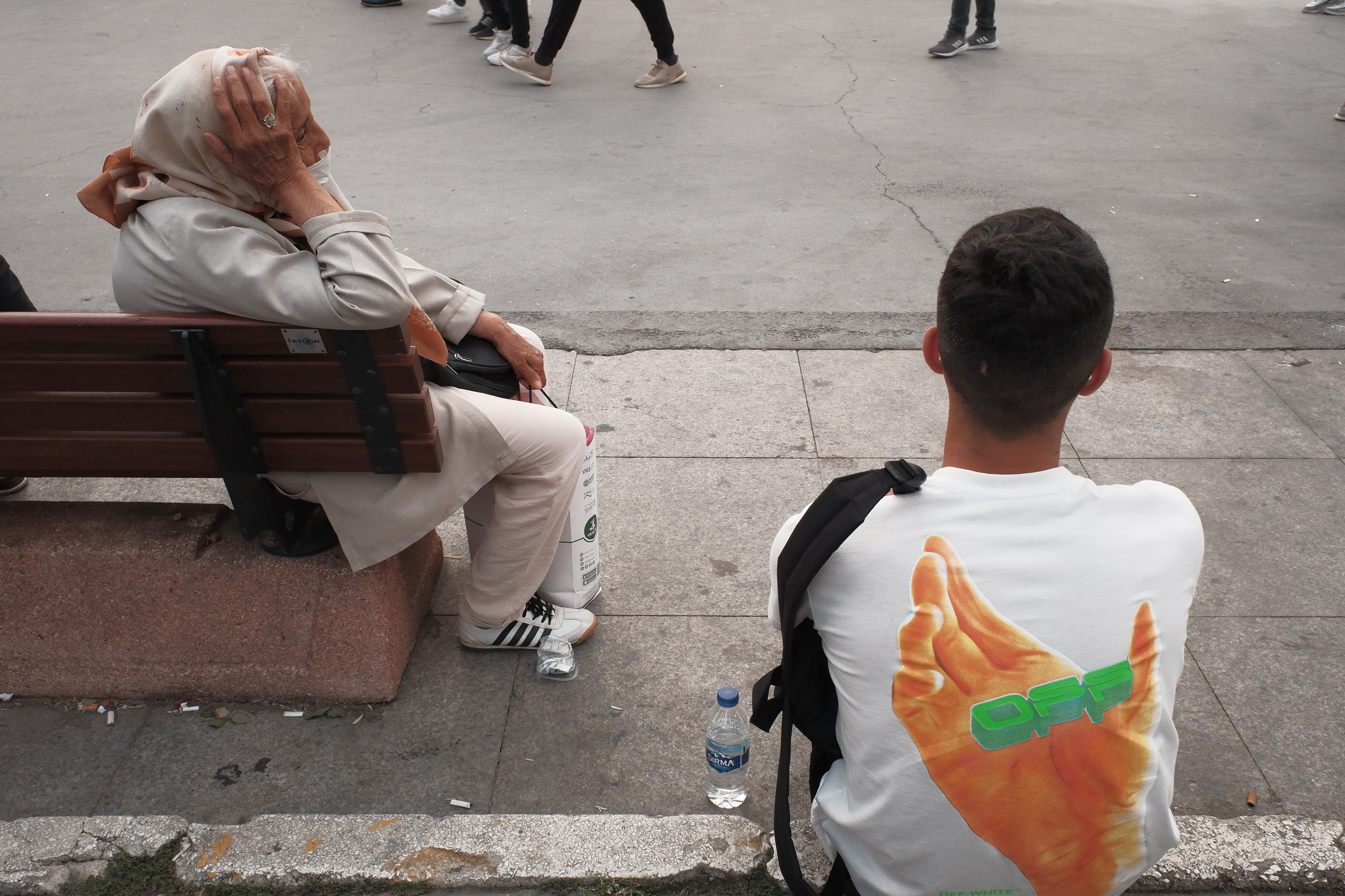 JUXTANBUL CANDID - Taken in Kadikoy/Istanbul - tshirt- hands - juxtaposition