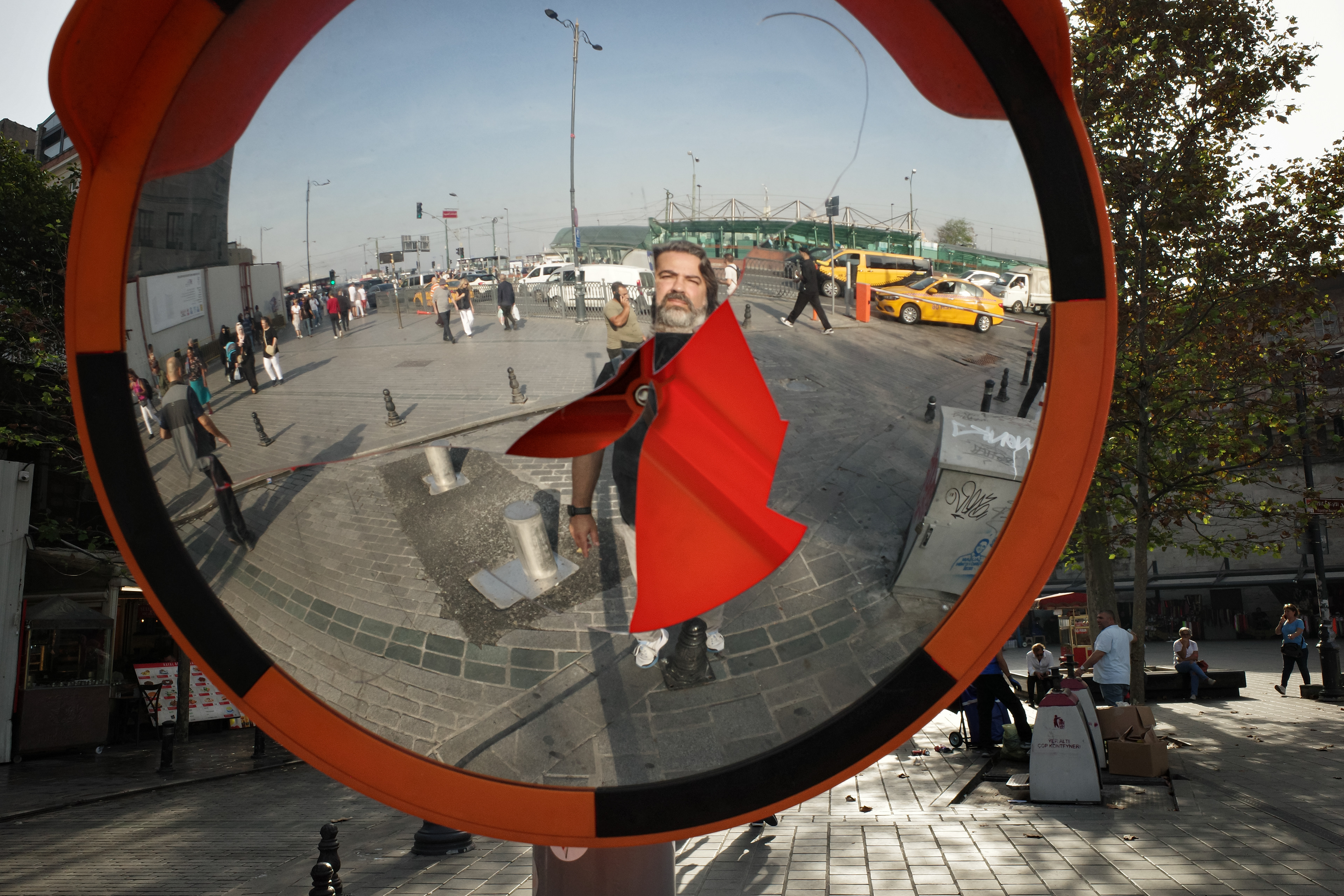 JUXTANBUL CANDID - Taken in Eminonu/Istanbul - mirror - red - selfie- juxtaposition
