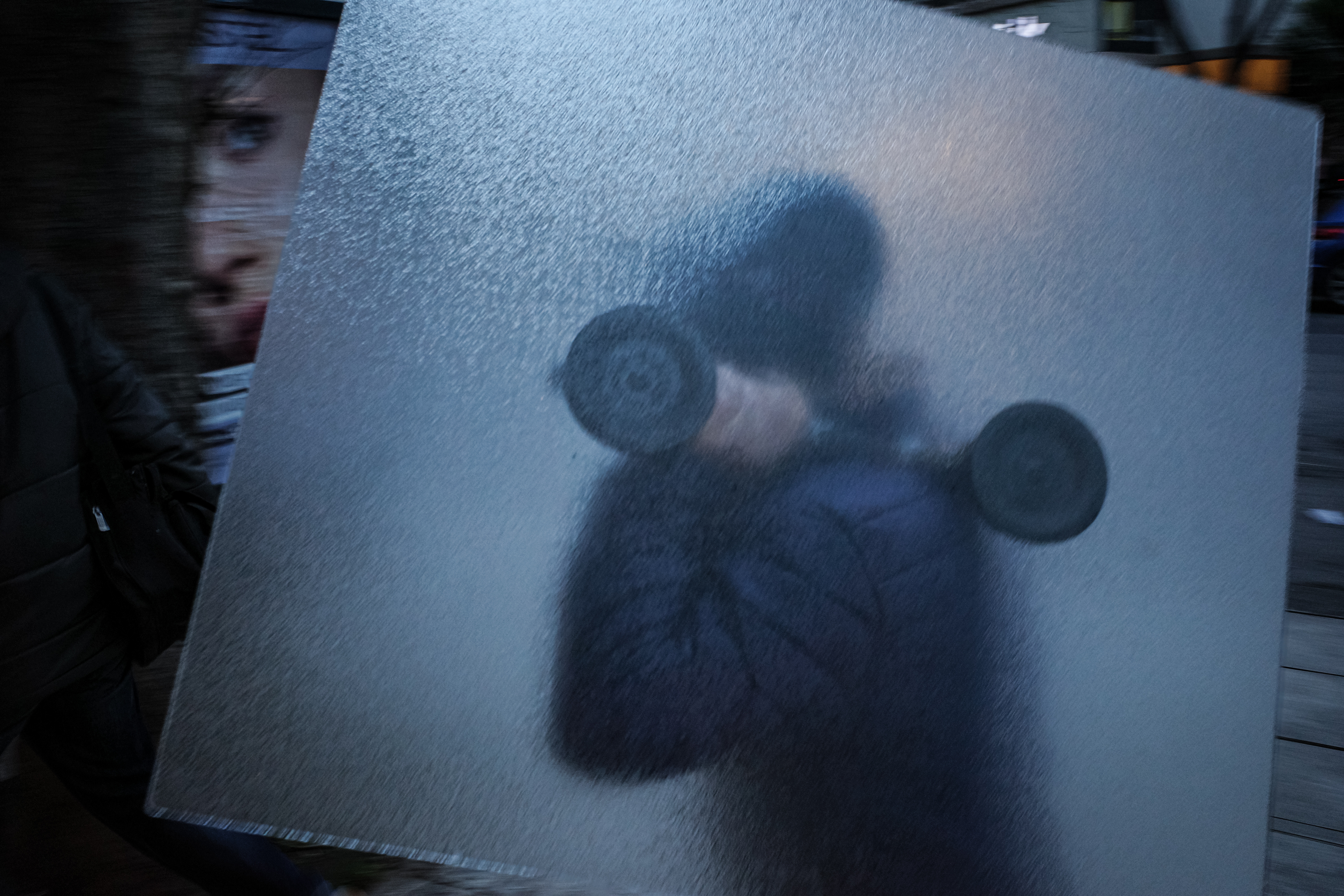 JUXTANBUL CANDID - Taken in Bostancı/Istanbul - blurry - shadow - glass- juxtaposition