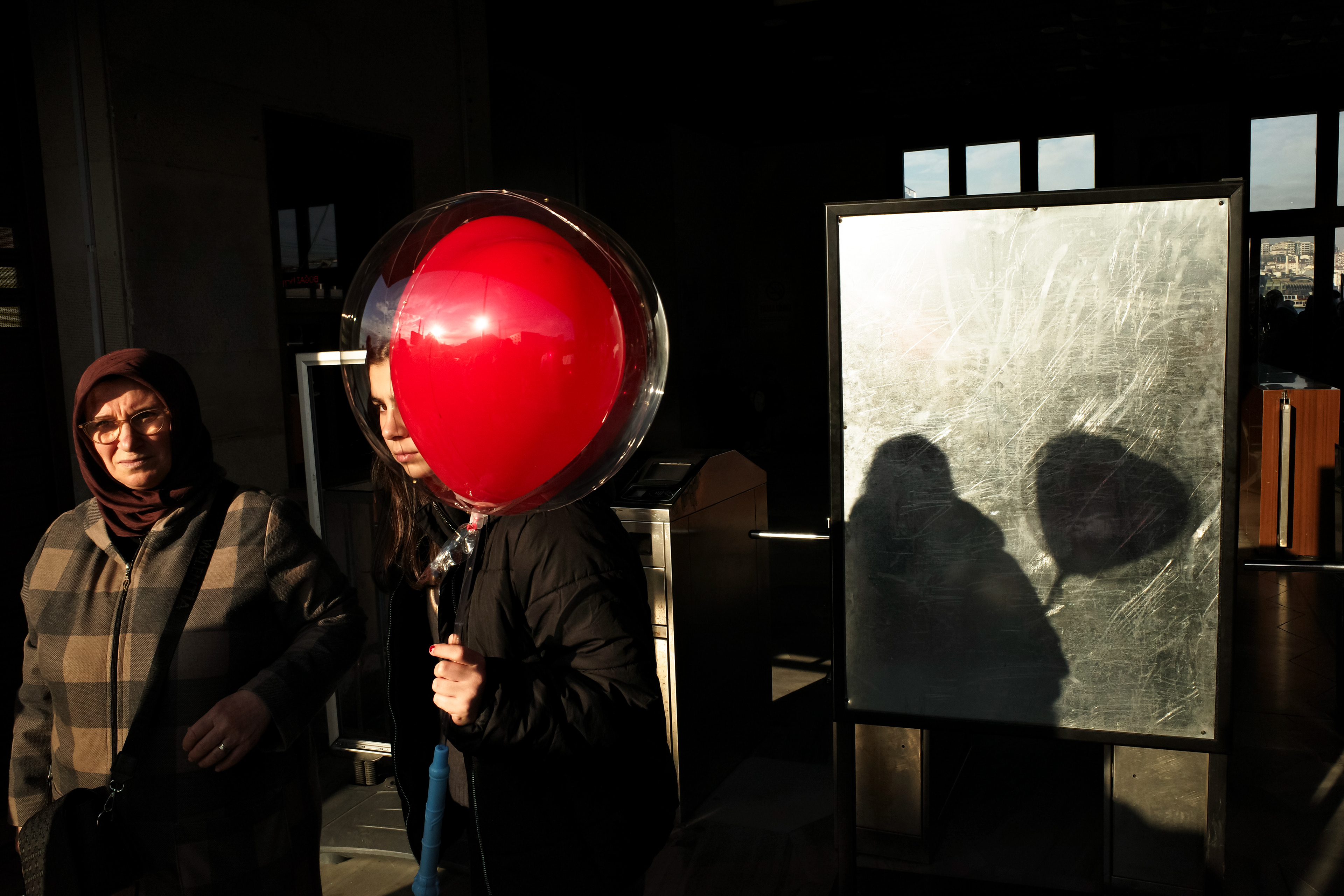 JUXTANBUL CANDID - Taken in Eminonu/Istanbul - red - ballon - shadow - pier - juxtaposition