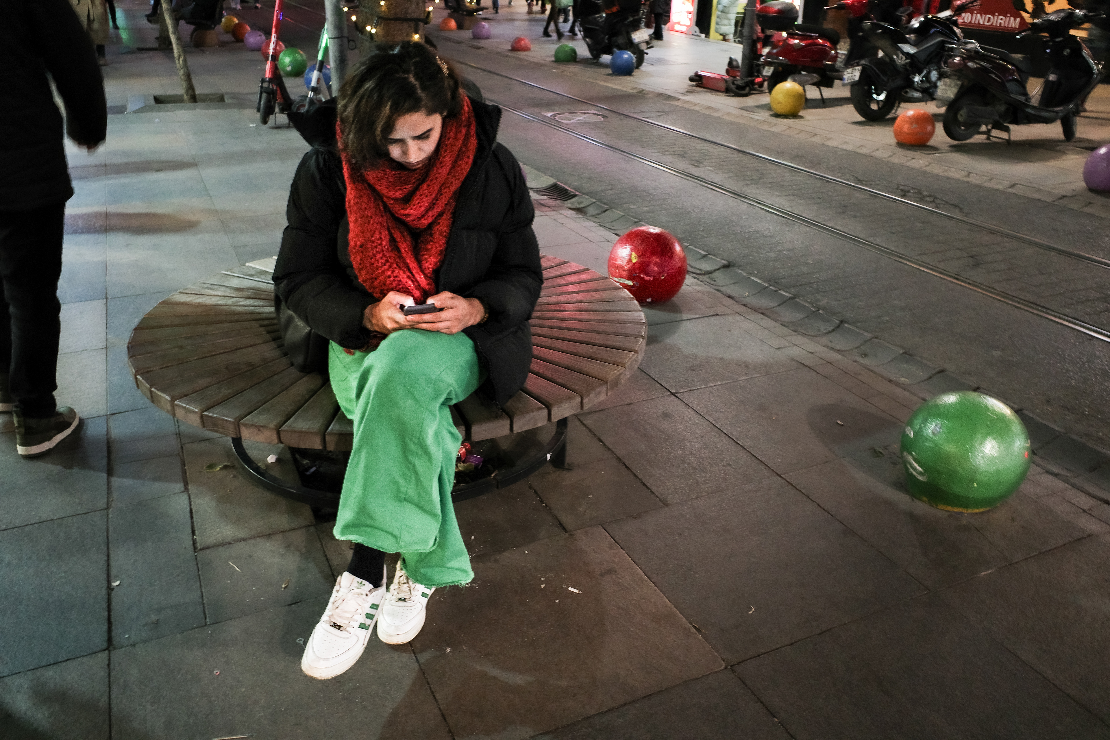 JUXTANBUL CANDID - Taken in Kadikoy/Istanbul - red - green - juxtaposition
