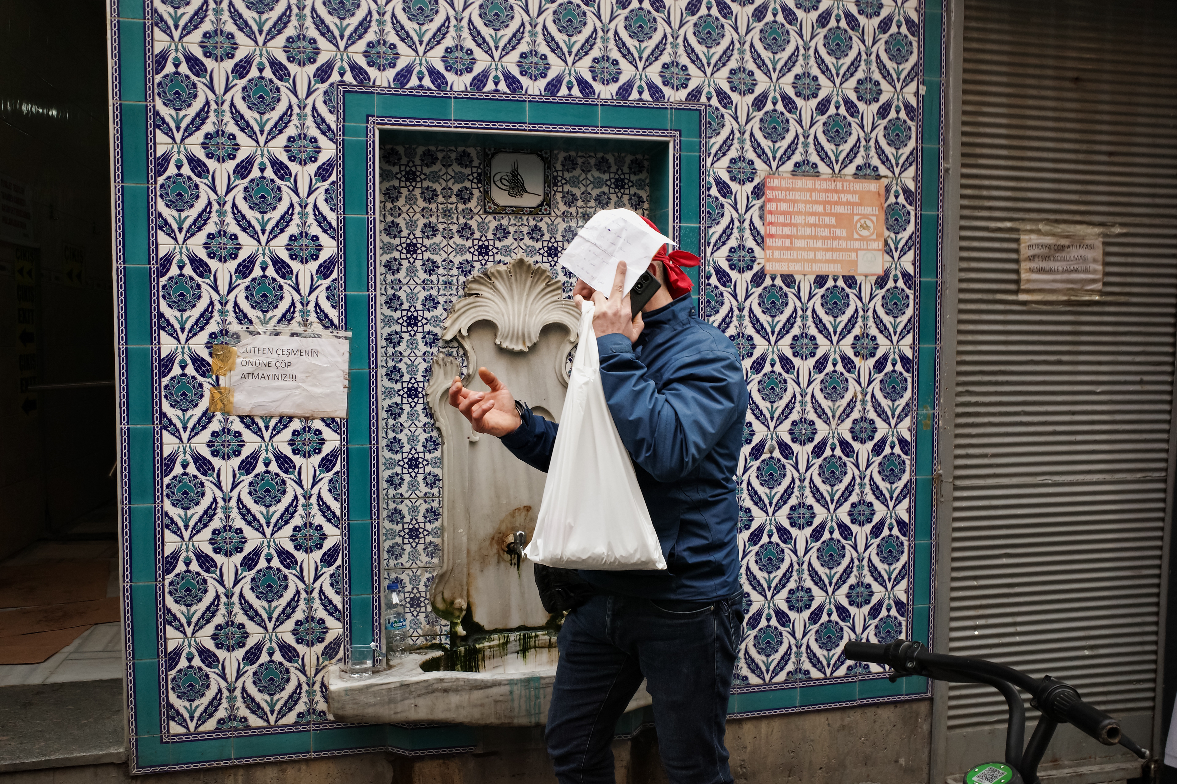JUXTANBUL CANDID - Taken in Eminonu/Istanbul - shadow - hand gesture - juxtaposition