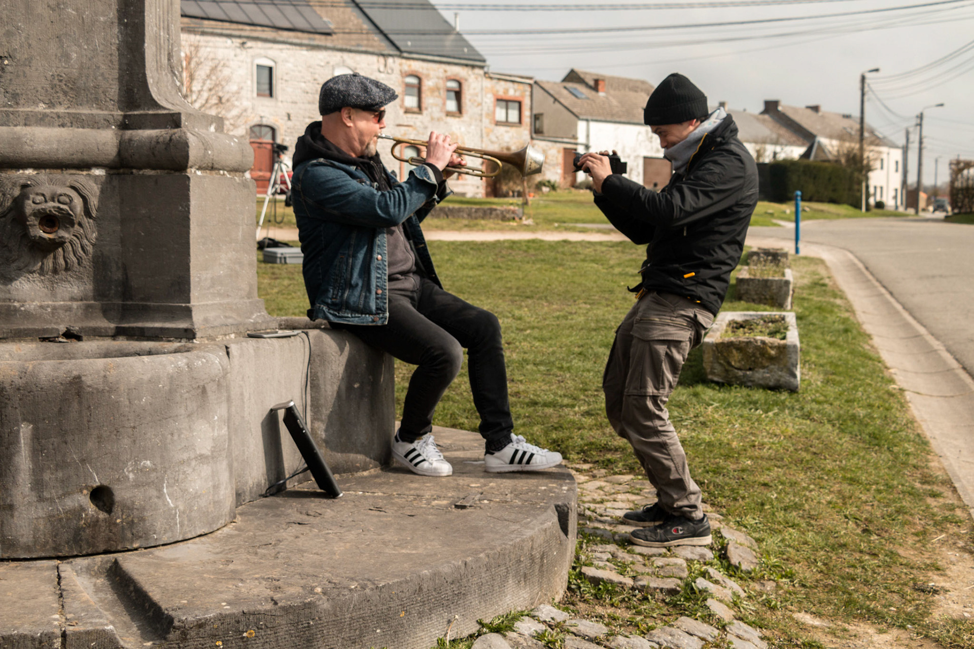 Lundi 8 mars 2021, Florennes - Hanzinelle Place du village, tournage action Still standing for culture, Olivier - trompette, Geoffrey -camera, Christian - micro/perche