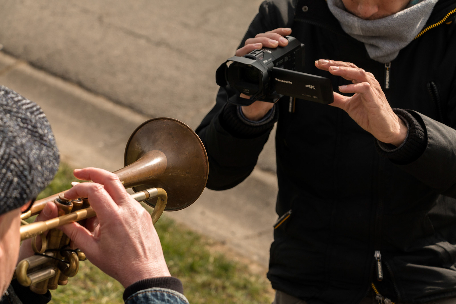 8mars2021 - Florennes - Foyer culturel de Florennes  - le trompetiste Olivier Bodson -artiste confiné au travail dans un lieu sans public - filmé par Geo Magbag - manifestation du secteur culturel qui revandique le droit de travailler suite à la crise COVID