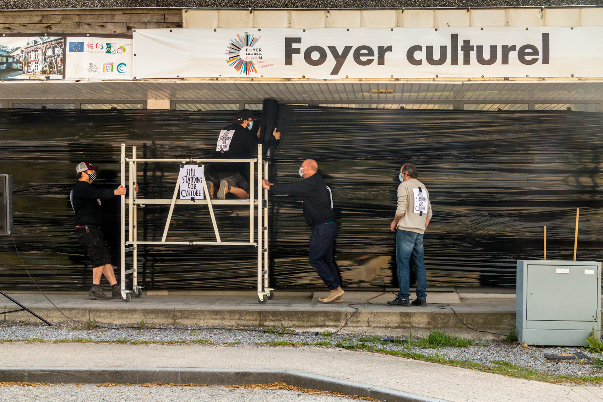 1mai2021 - Florennes - Foyer culturel de Florennes - manifestation du secteur culturel qui revandique le droit de travailler suite à la crise COVID - emballage du batiment avec de la bâche à ballot - la culture est en deuil.