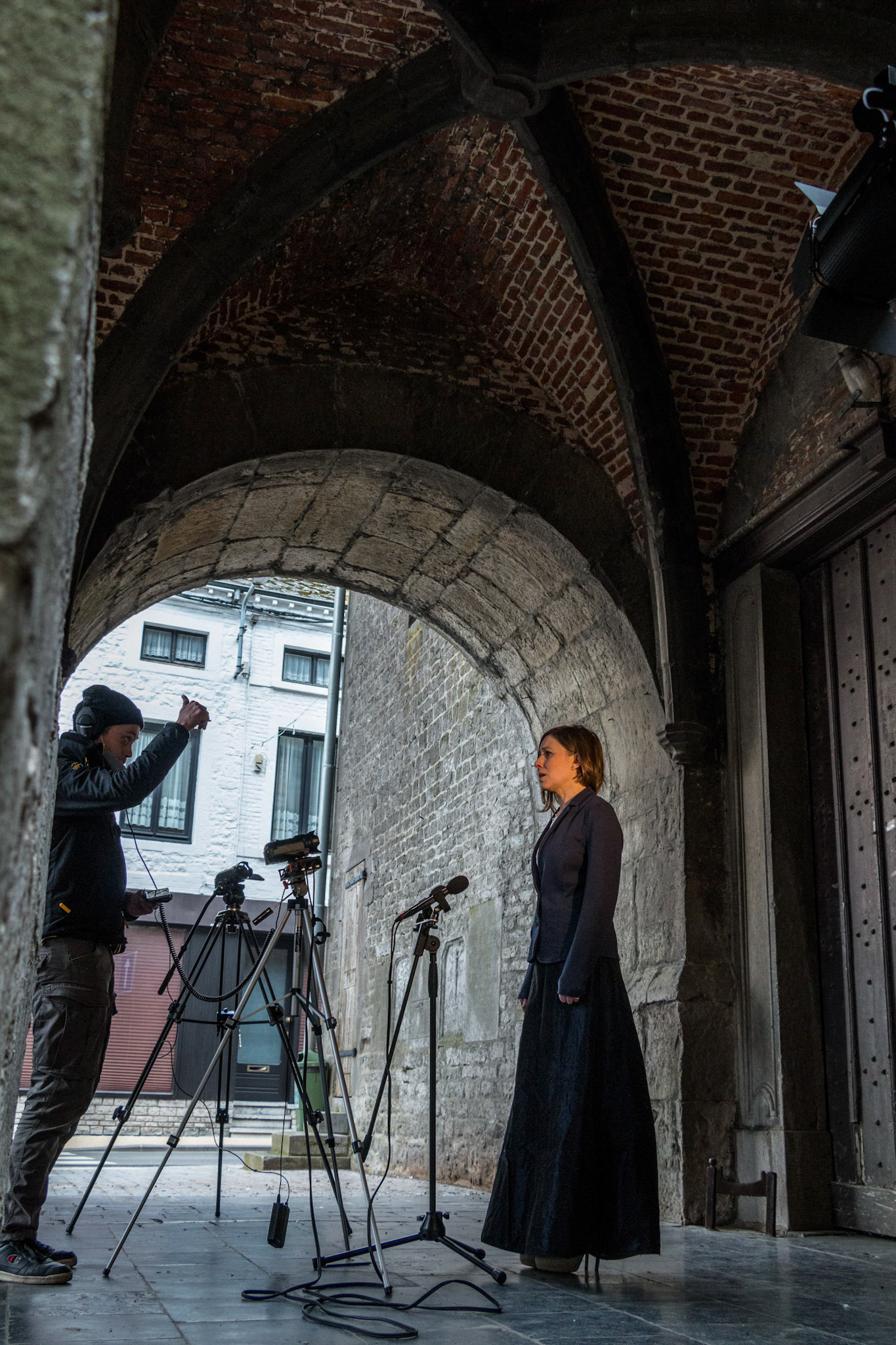 8mars2021 - Florennes - Foyer culturel de Florennes  - la chanteuse - Sophie Dury - artiste confinée au travail dans un lieu sans public  - filmé par Geo Magbag manifestation du secteur culturel qui revandique le droit de travailler suite à la crise COVID