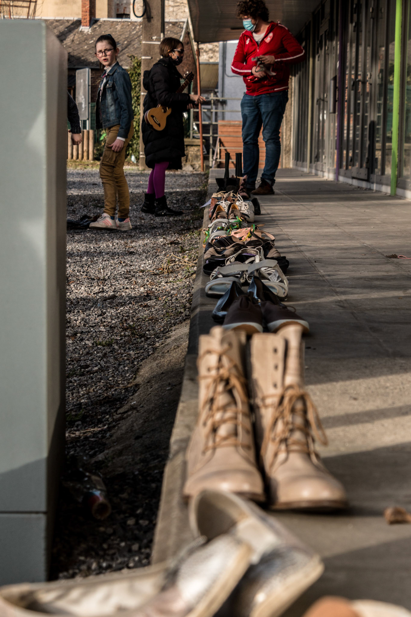 20février2021 - Florennes - Foyer culturel de Florennes  - public symbolisé par des paires de chaussures qui ne peut pas faire la file devant les salles de spectacle- manifestation du secteur culturel qui revandique le droit de travailler suite à la crise COVID