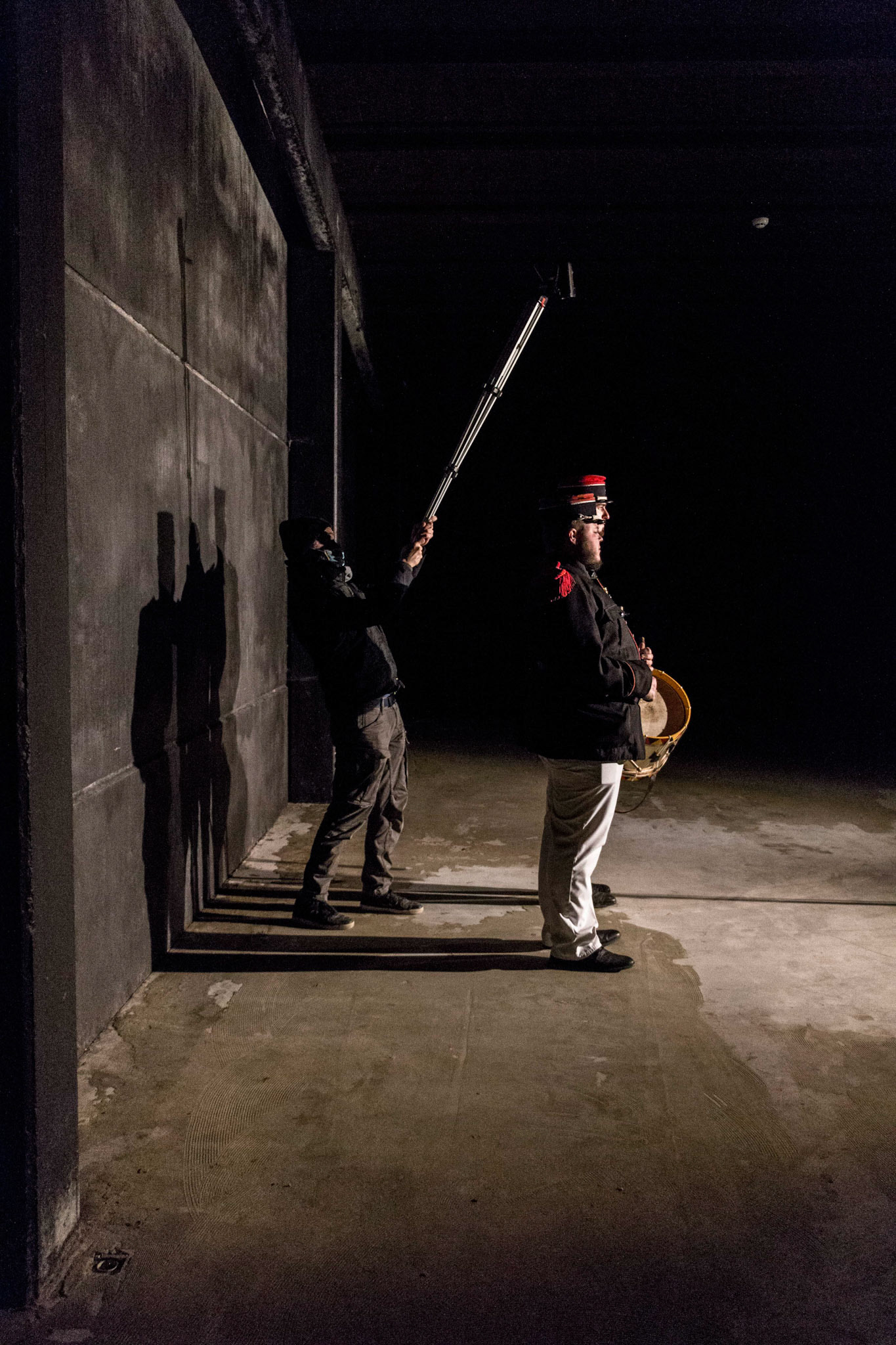 8mars2021 - Florennes - Foyer culturel de Florennes  - fifre et tambour - marcheurs confinés dans un lieu sans public - manifestation du secteur culturel qui revandique le droit de travailler suite à la crise COVID