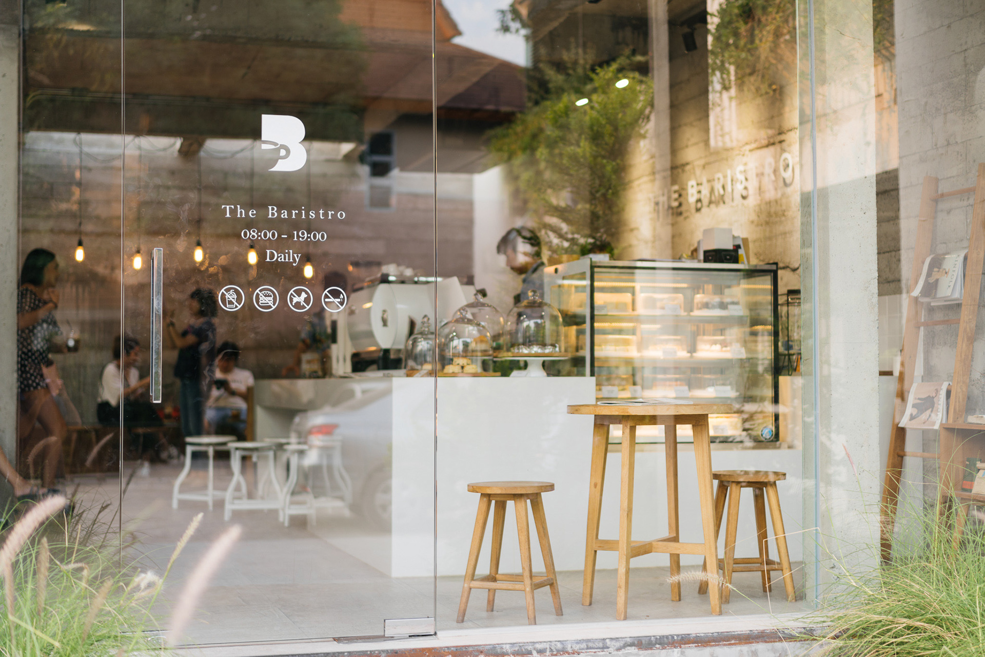 Atmosphere outside the cafe